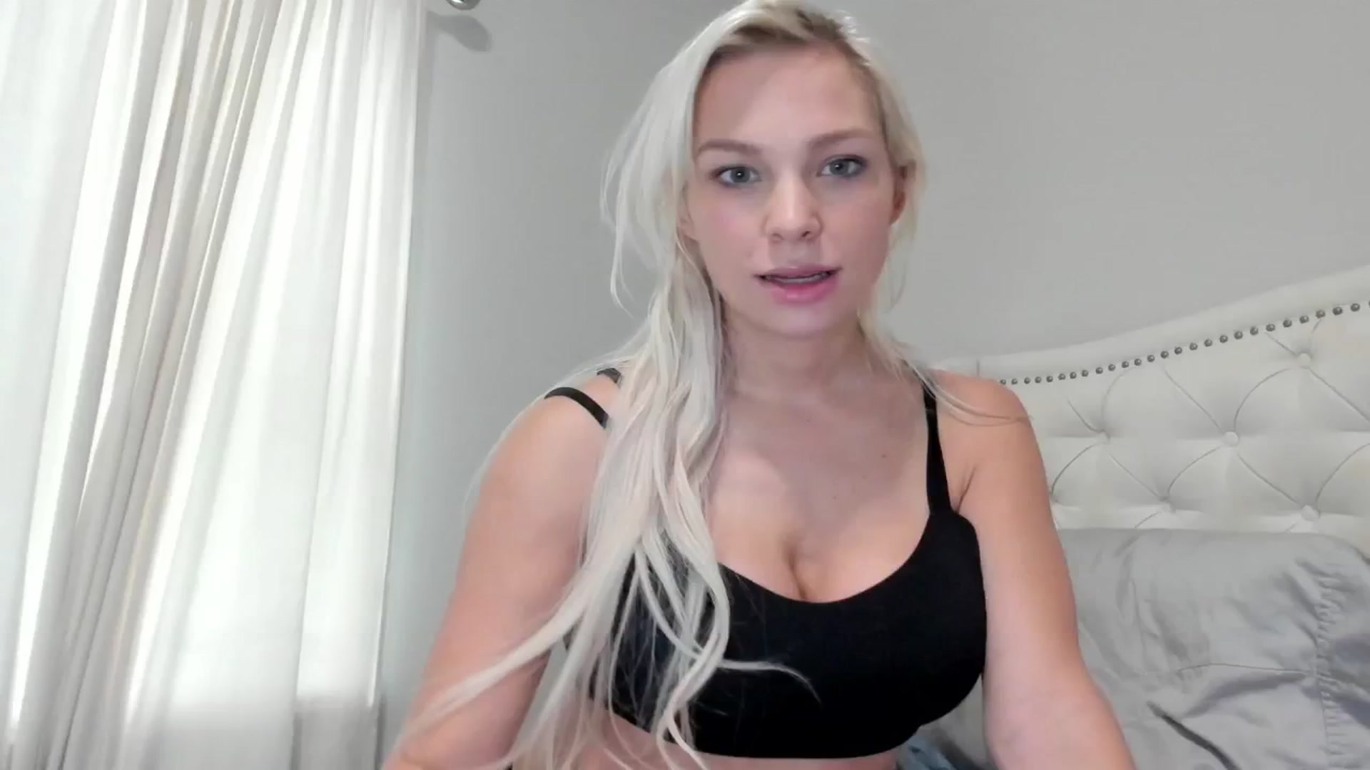 Gallery image thumbnail from OceanGoddesss's myfreecams stream on, 11/25/2024, 20:04 image 10 of 20