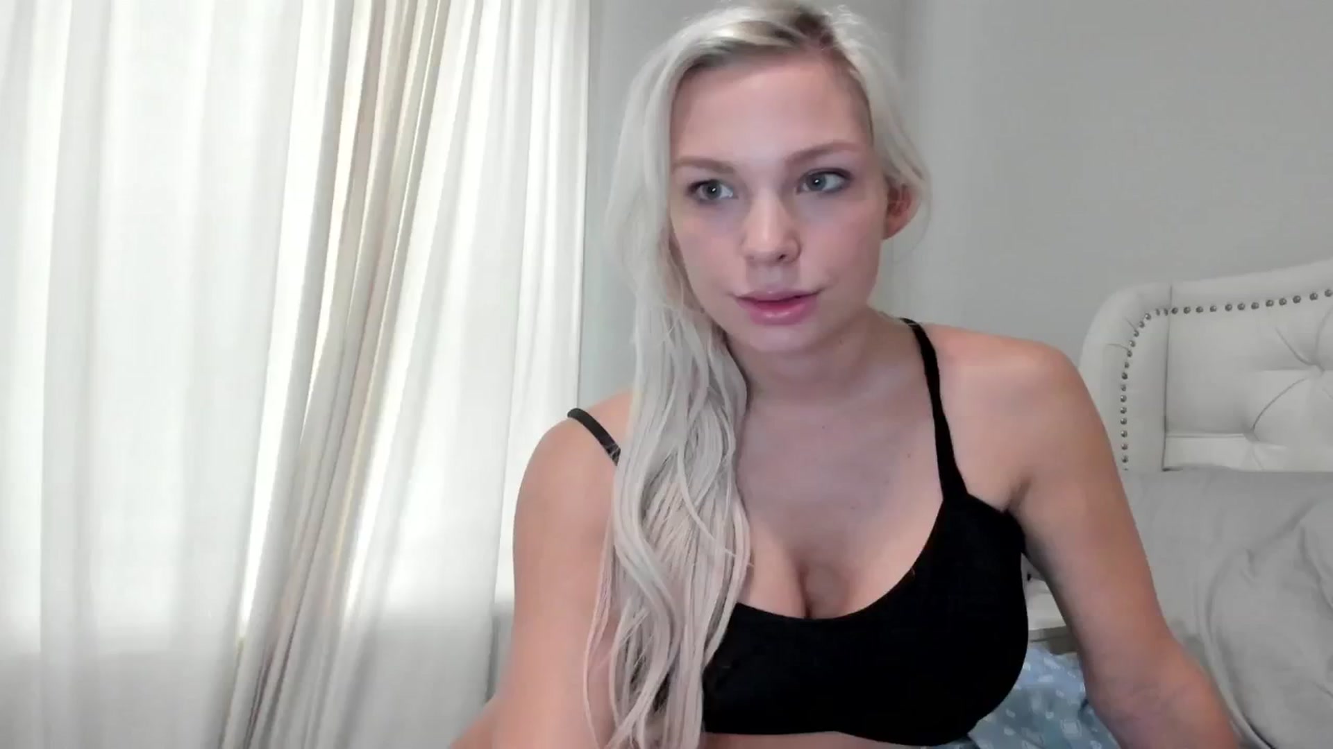Gallery image thumbnail from OceanGoddesss's myfreecams stream on, 11/25/2024, 20:04 image 9 of 20