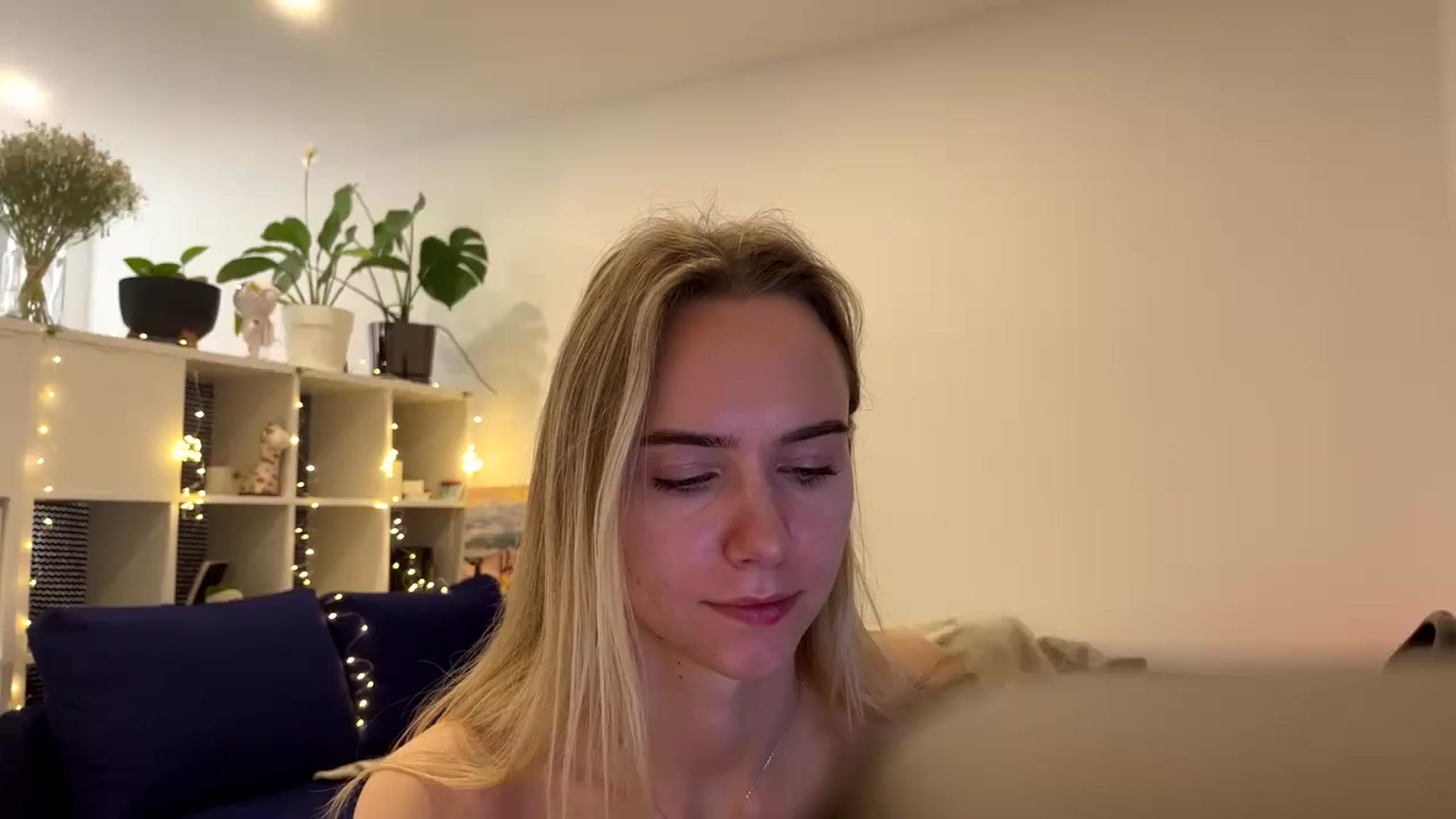 Gallery image thumbnail from Ocean__Soul's myfreecams stream on, 04/04/2025, 07:13 image 10 of 20