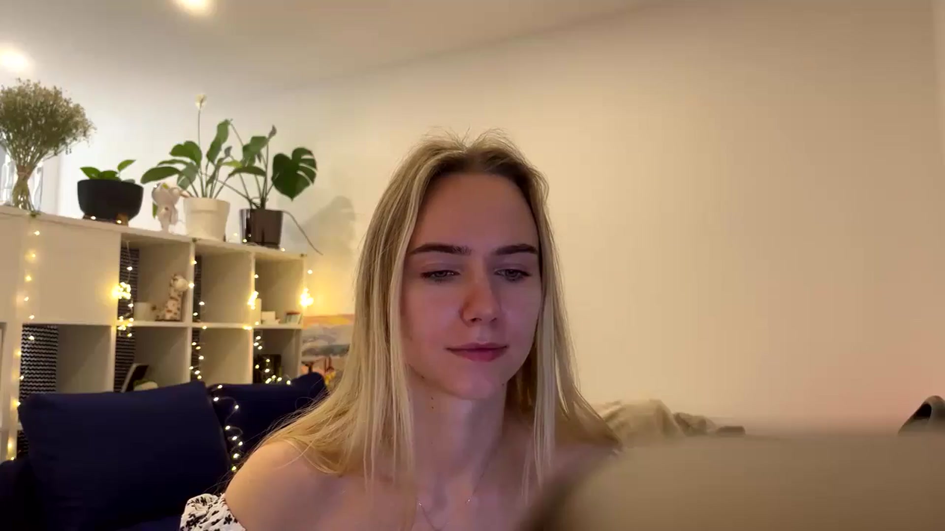 Gallery image thumbnail from Ocean__Soul's myfreecams stream on, 04/04/2025, 07:13 image 18 of 20