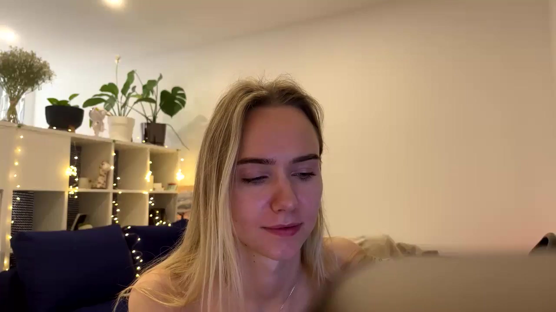 Gallery image thumbnail from Ocean__Soul's myfreecams stream on, 04/04/2025, 07:13 image 11 of 20