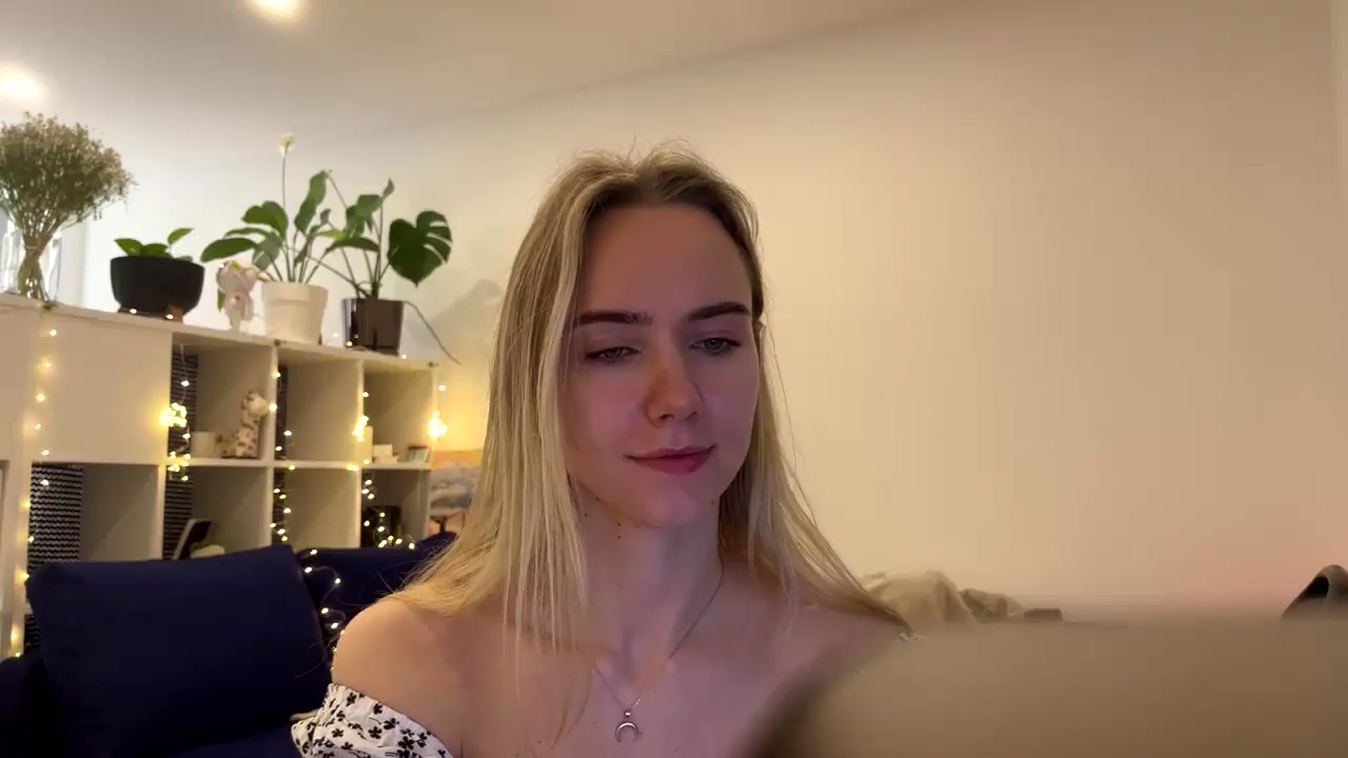 Gallery image thumbnail from Ocean__Soul's myfreecams stream on, 04/04/2025, 07:13 image 8 of 20