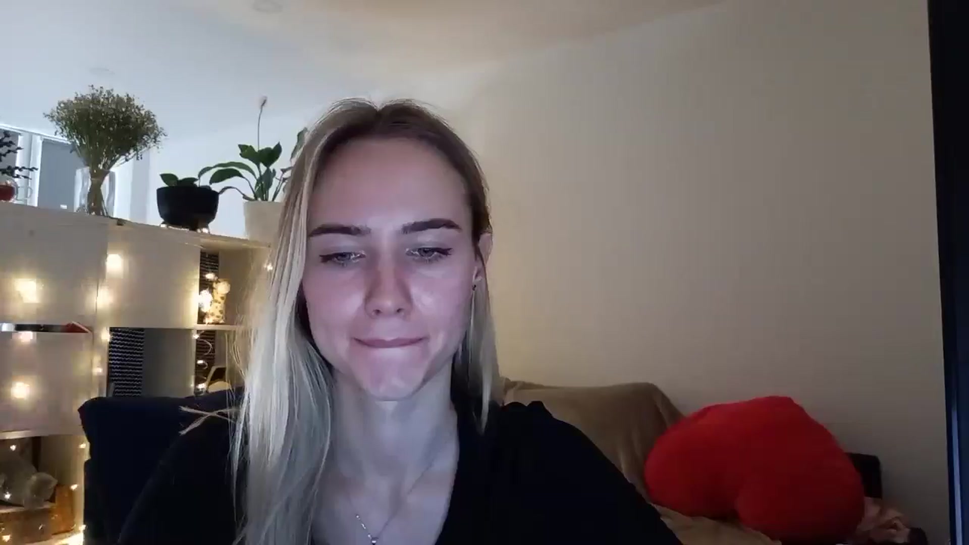 Gallery image thumbnail from Ocean__Soul's myfreecams stream on, 04/05/2025, 13:35 image 5 of 20