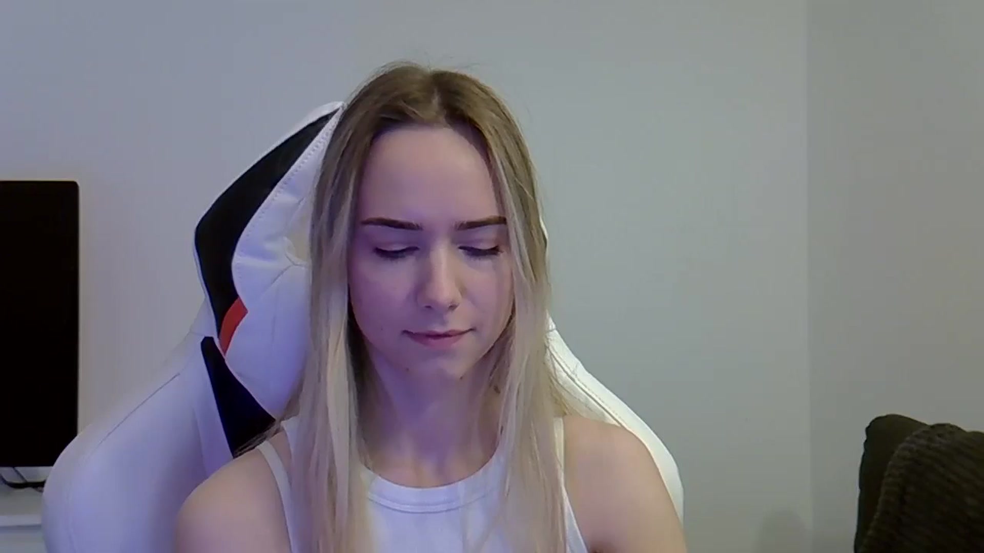 Gallery image thumbnail from Ocean__Soul's myfreecams stream on, 05/27/2025, 09:27 image 11 of 20