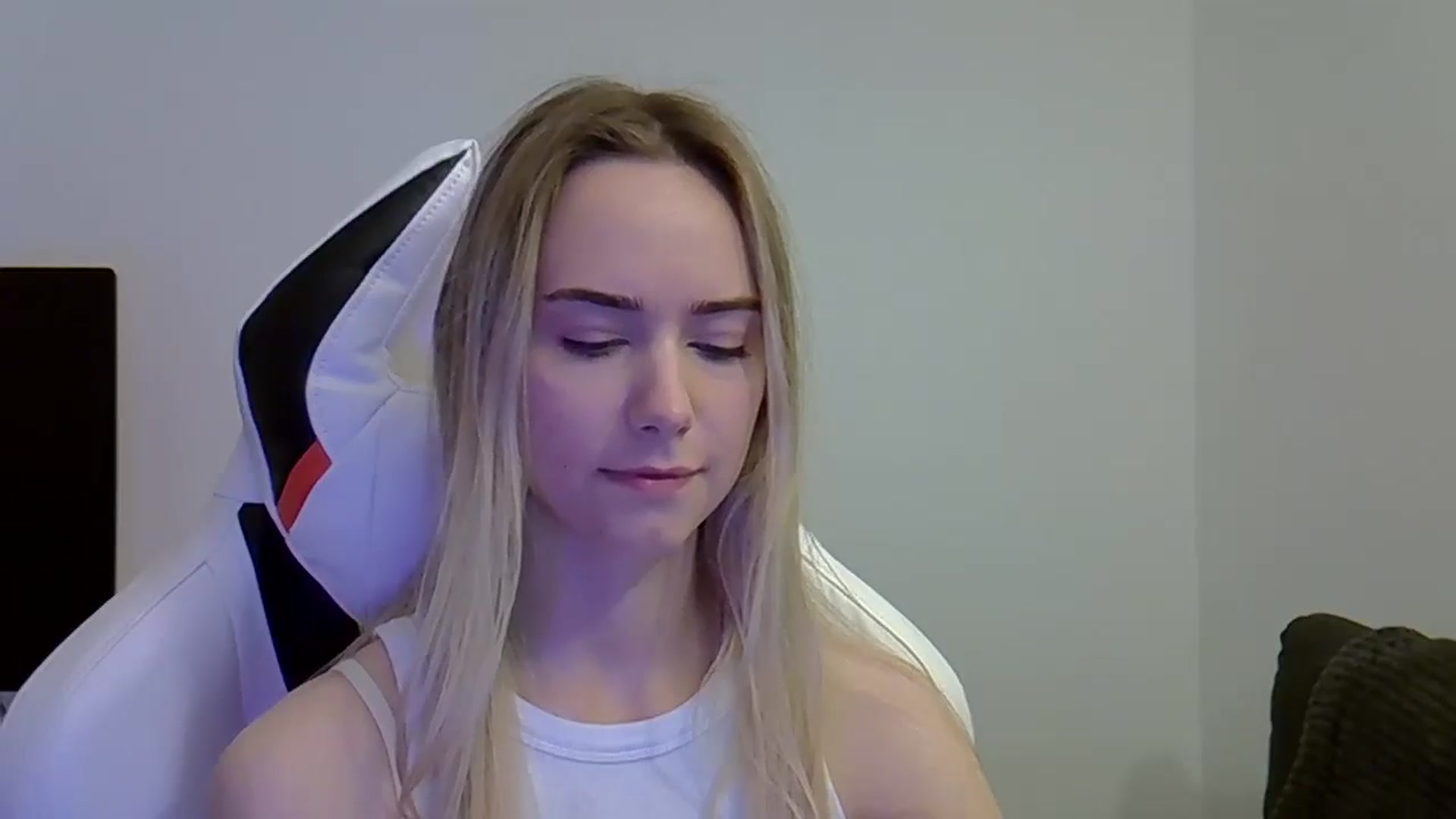 Gallery image thumbnail from Ocean__Soul's myfreecams stream on, 05/27/2025, 09:27 image 4 of 20
