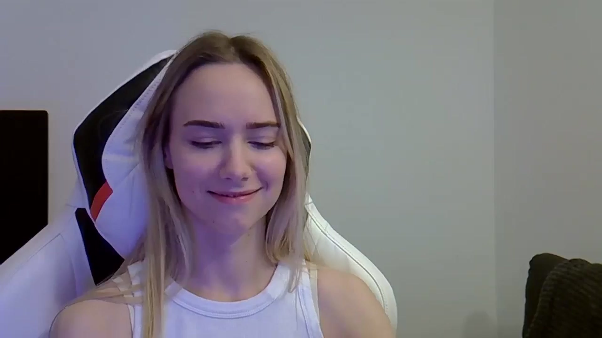 Gallery image thumbnail from Ocean__Soul's myfreecams stream on, 05/27/2025, 09:27 image 20 of 20