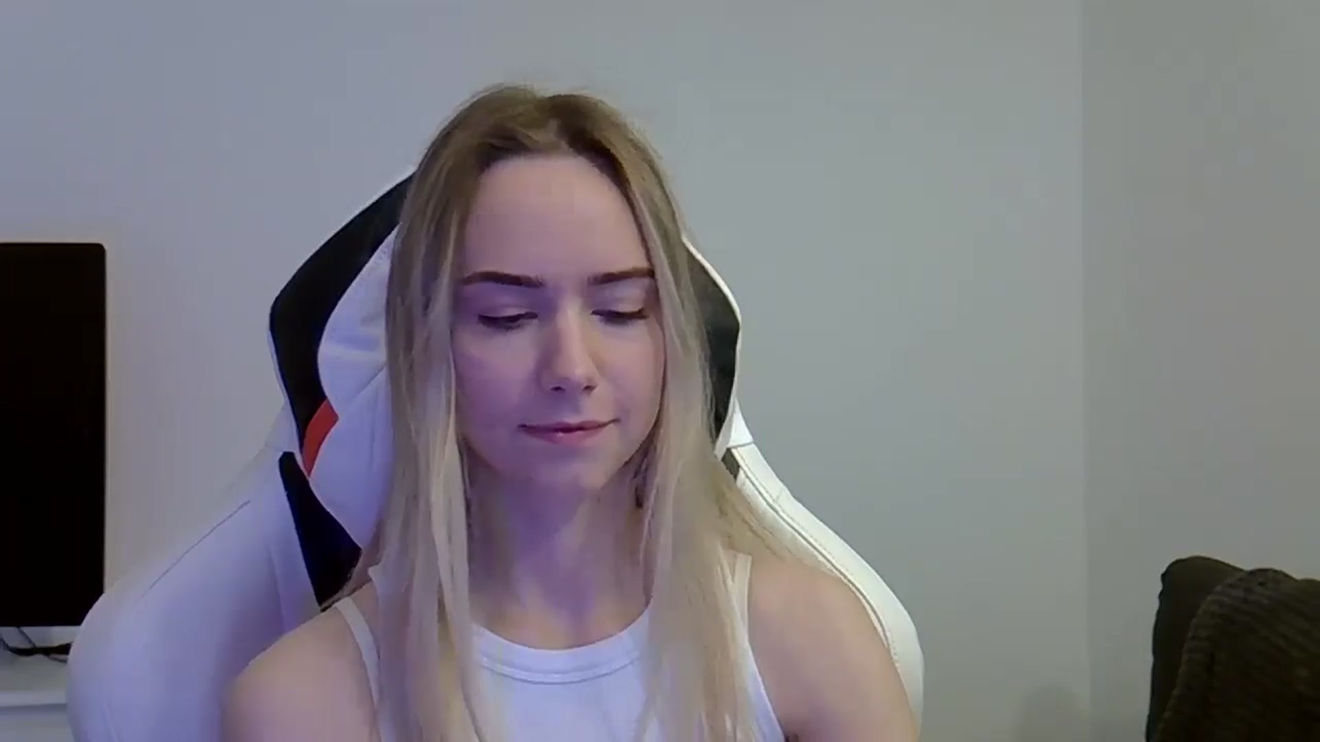 Gallery image thumbnail from Ocean__Soul's myfreecams stream on, 05/27/2025, 09:27 image 9 of 20