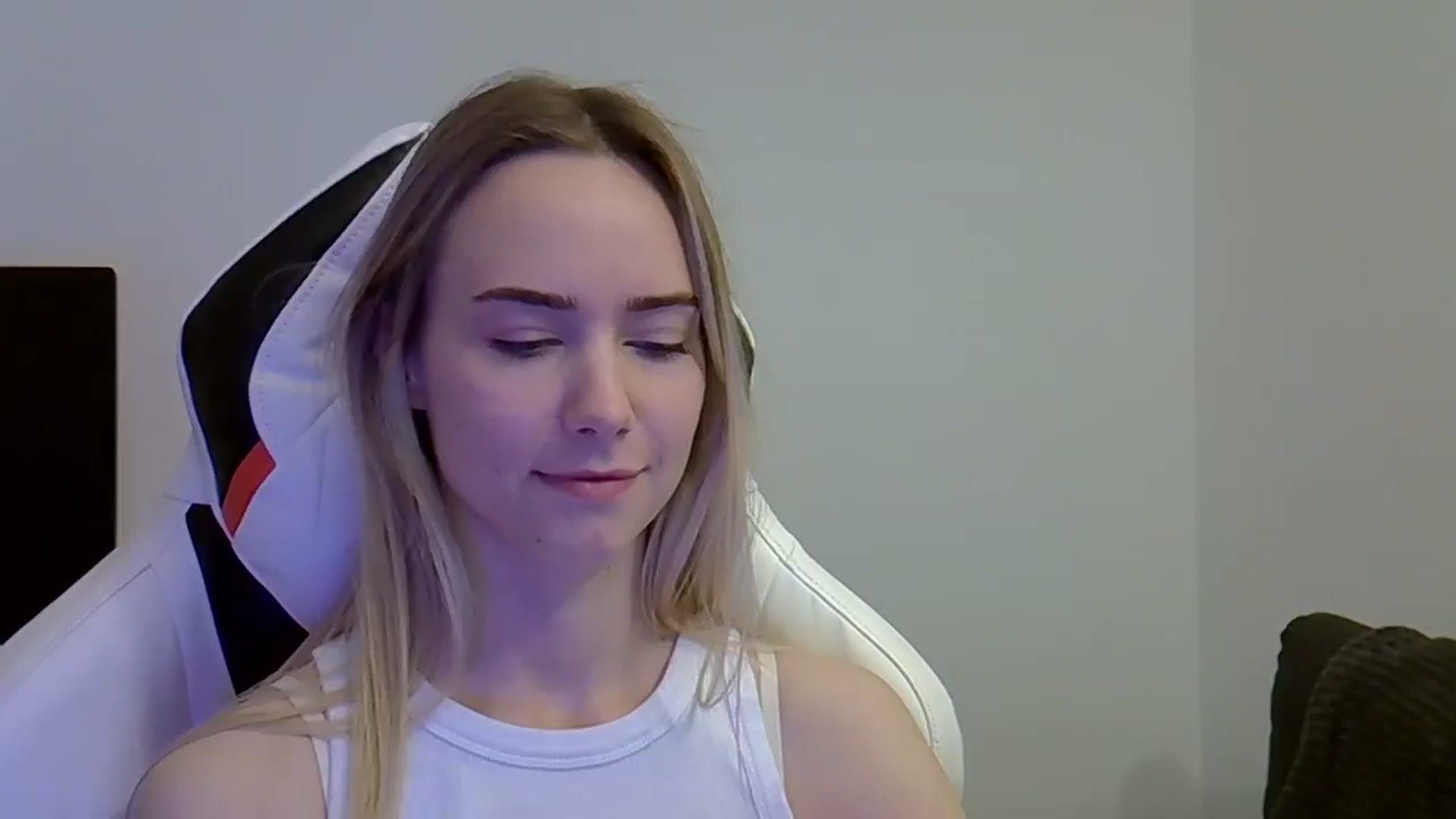 Gallery image thumbnail from Ocean__Soul's myfreecams stream on, 05/27/2025, 09:27 image 19 of 20