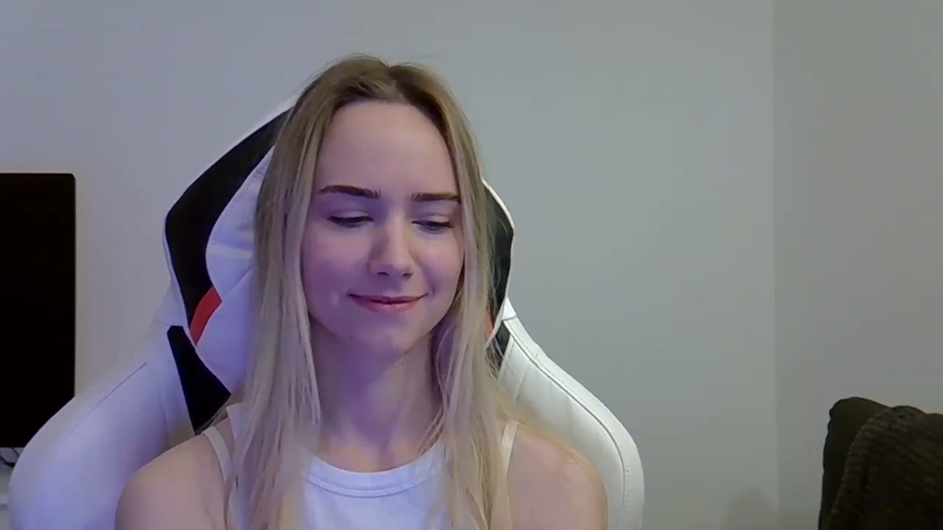 Gallery image thumbnail from Ocean__Soul's myfreecams stream on, 05/27/2025, 09:27 image 5 of 20