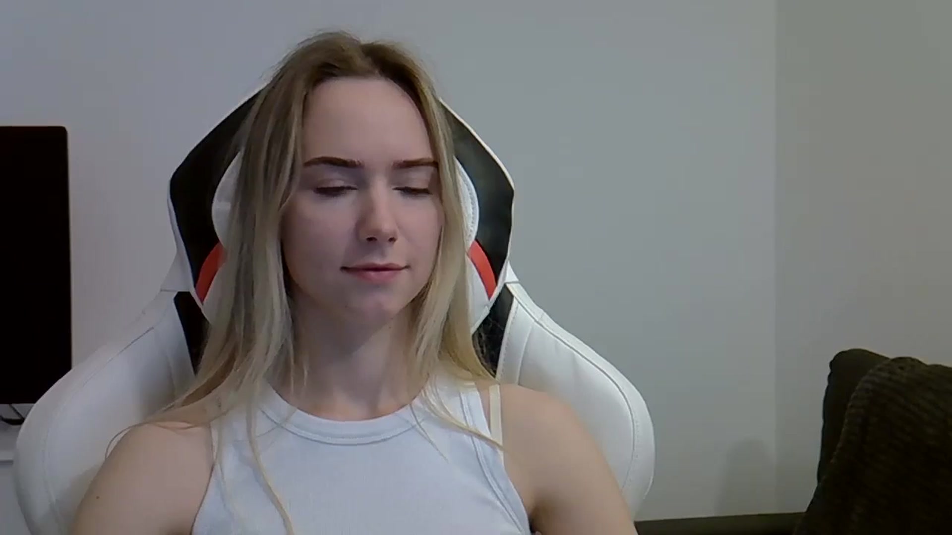 Gallery image thumbnail from Ocean__Soul's myfreecams stream on, 05/27/2025, 10:27 image 12 of 20