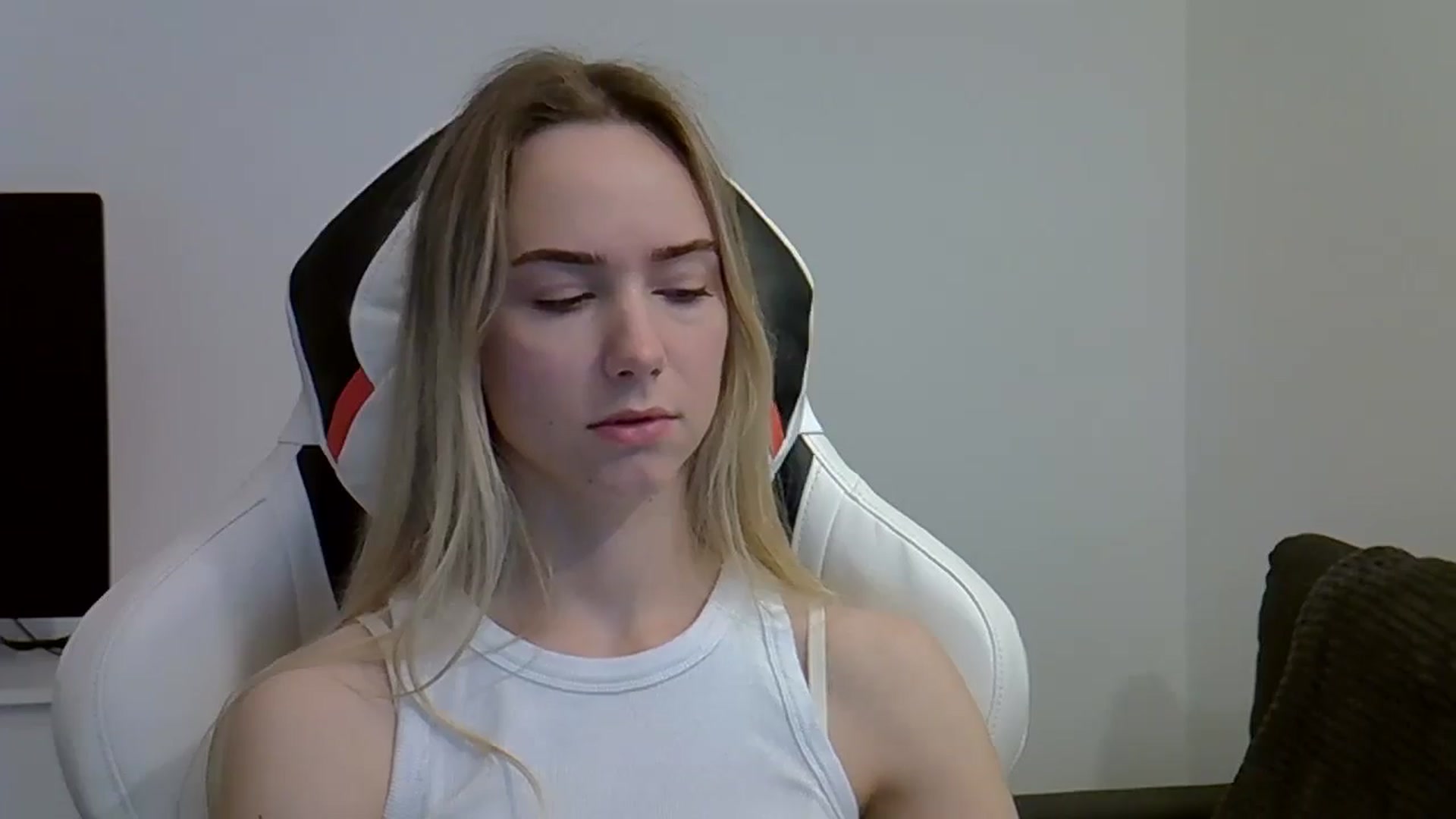 Gallery image thumbnail from Ocean__Soul's myfreecams stream on, 05/27/2025, 10:27 image 13 of 20