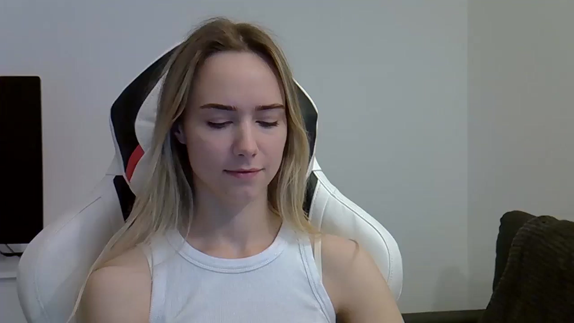 Gallery image thumbnail from Ocean__Soul's myfreecams stream on, 05/27/2025, 10:27 image 7 of 20