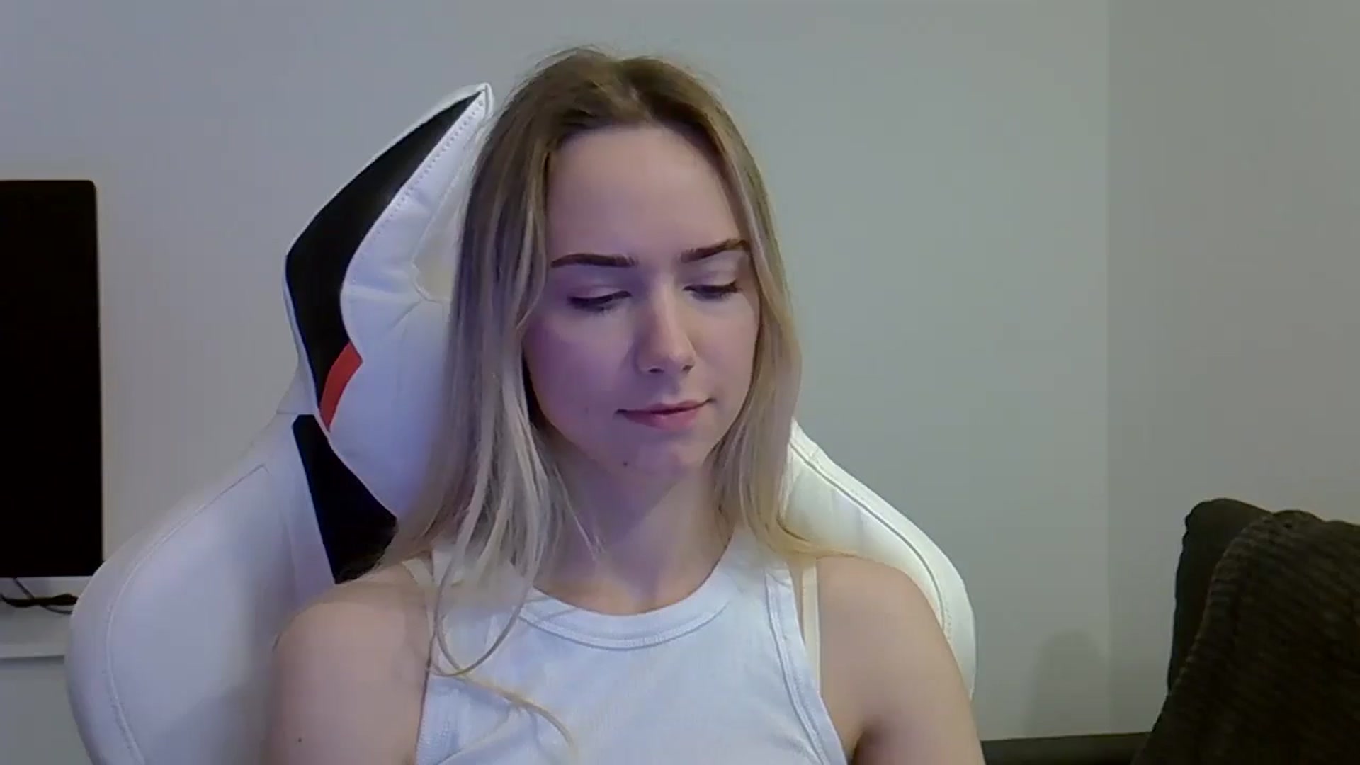 Gallery image thumbnail from Ocean__Soul's myfreecams stream on, 05/27/2025, 10:27 image 14 of 20