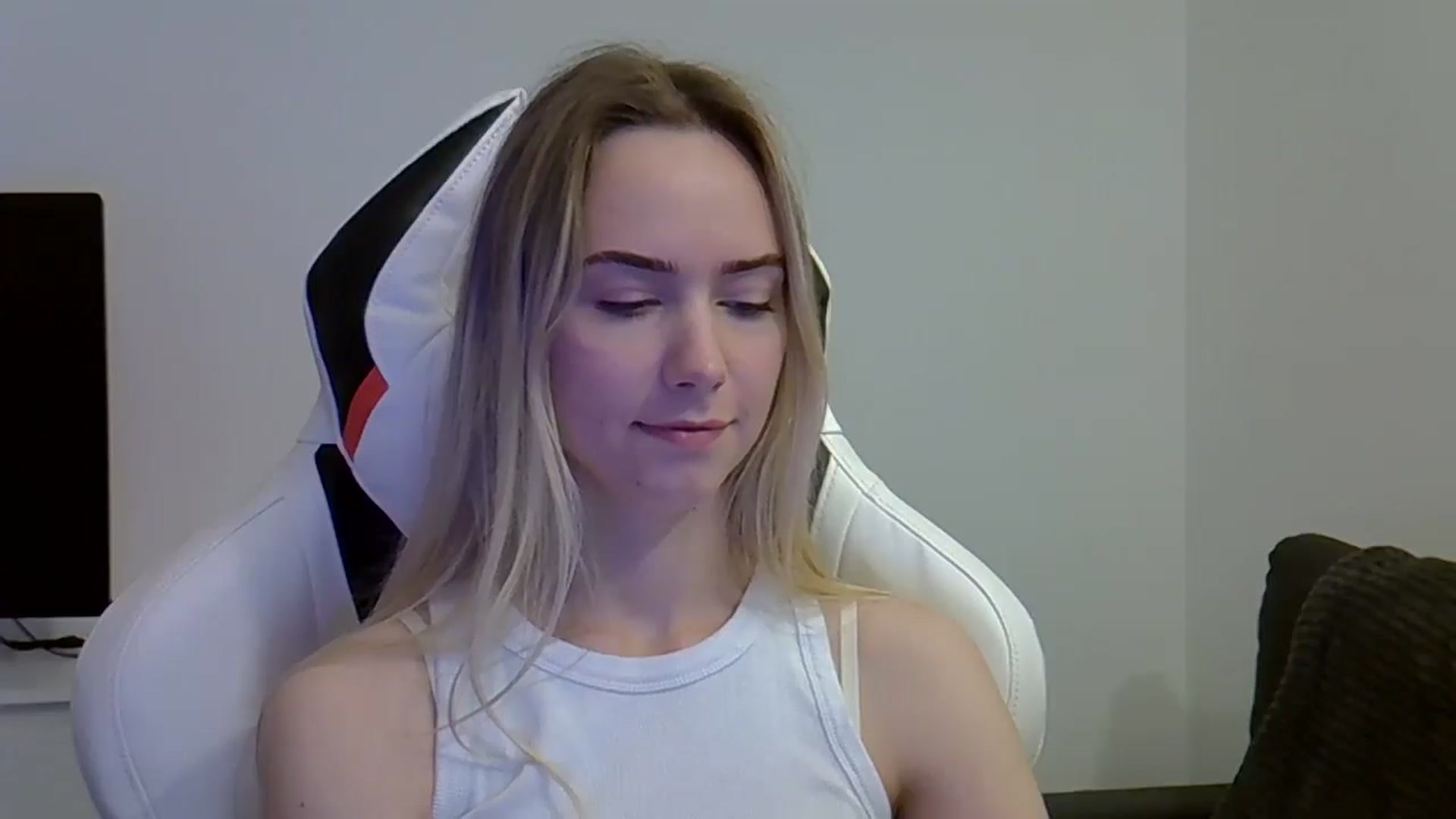 Gallery image thumbnail from Ocean__Soul's myfreecams stream on, 05/27/2025, 10:27 image 15 of 20