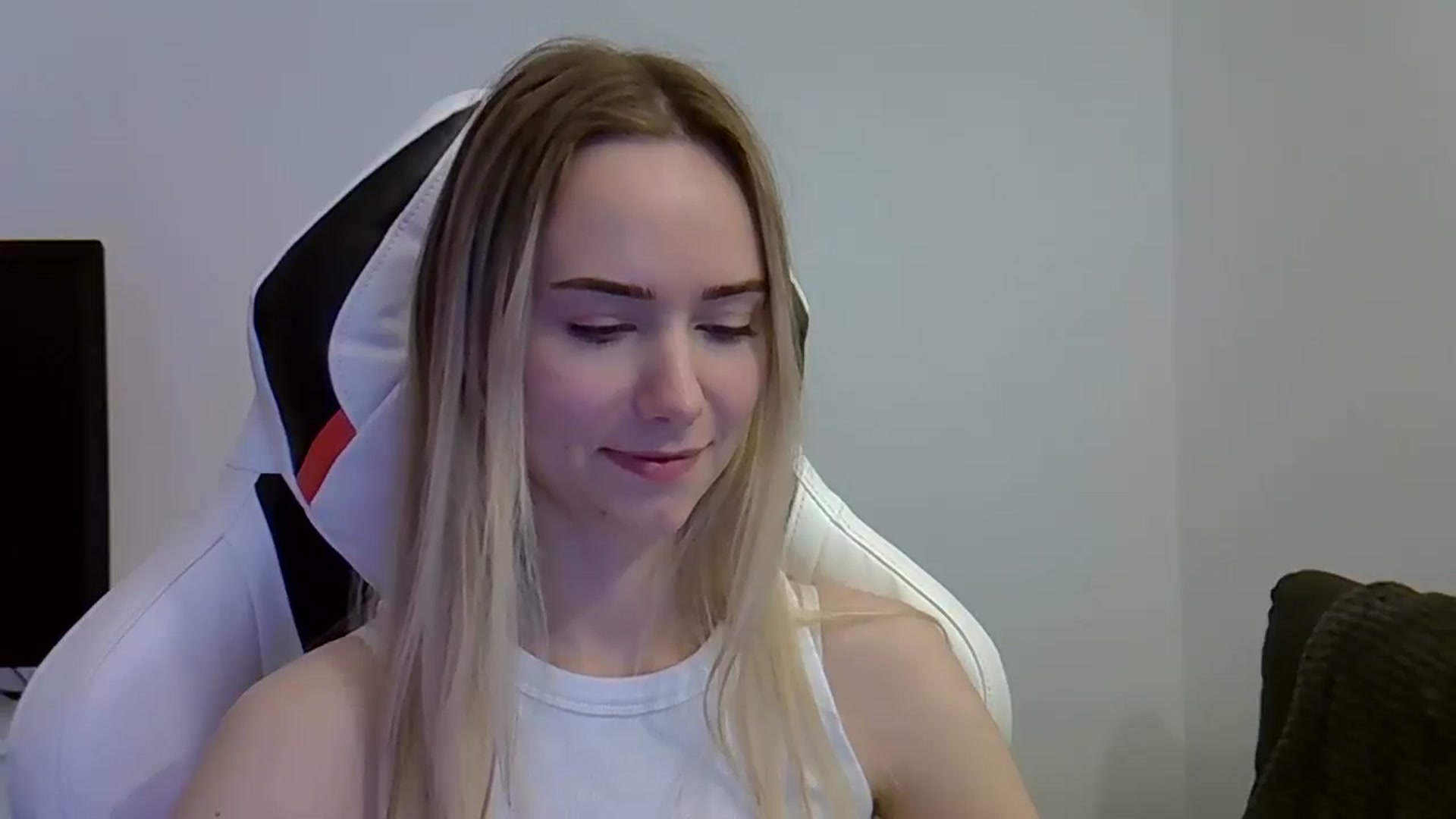 Gallery image thumbnail from Ocean__Soul's myfreecams stream on, 05/27/2025, 11:30 image 2 of 20