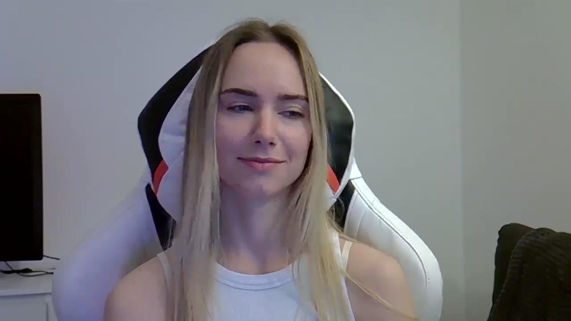Gallery image thumbnail from Ocean__Soul's myfreecams stream on, 05/27/2025, 11:30 image 17 of 20