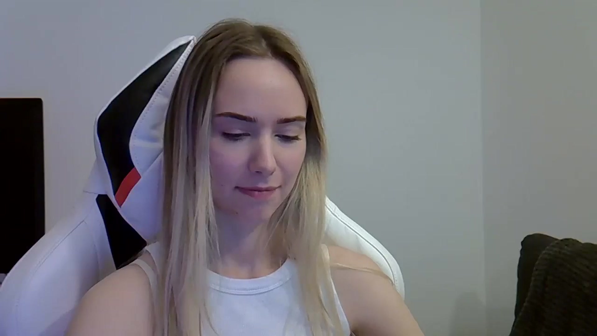 Gallery image thumbnail from Ocean__Soul's myfreecams stream on, 05/27/2025, 11:30 image 10 of 20