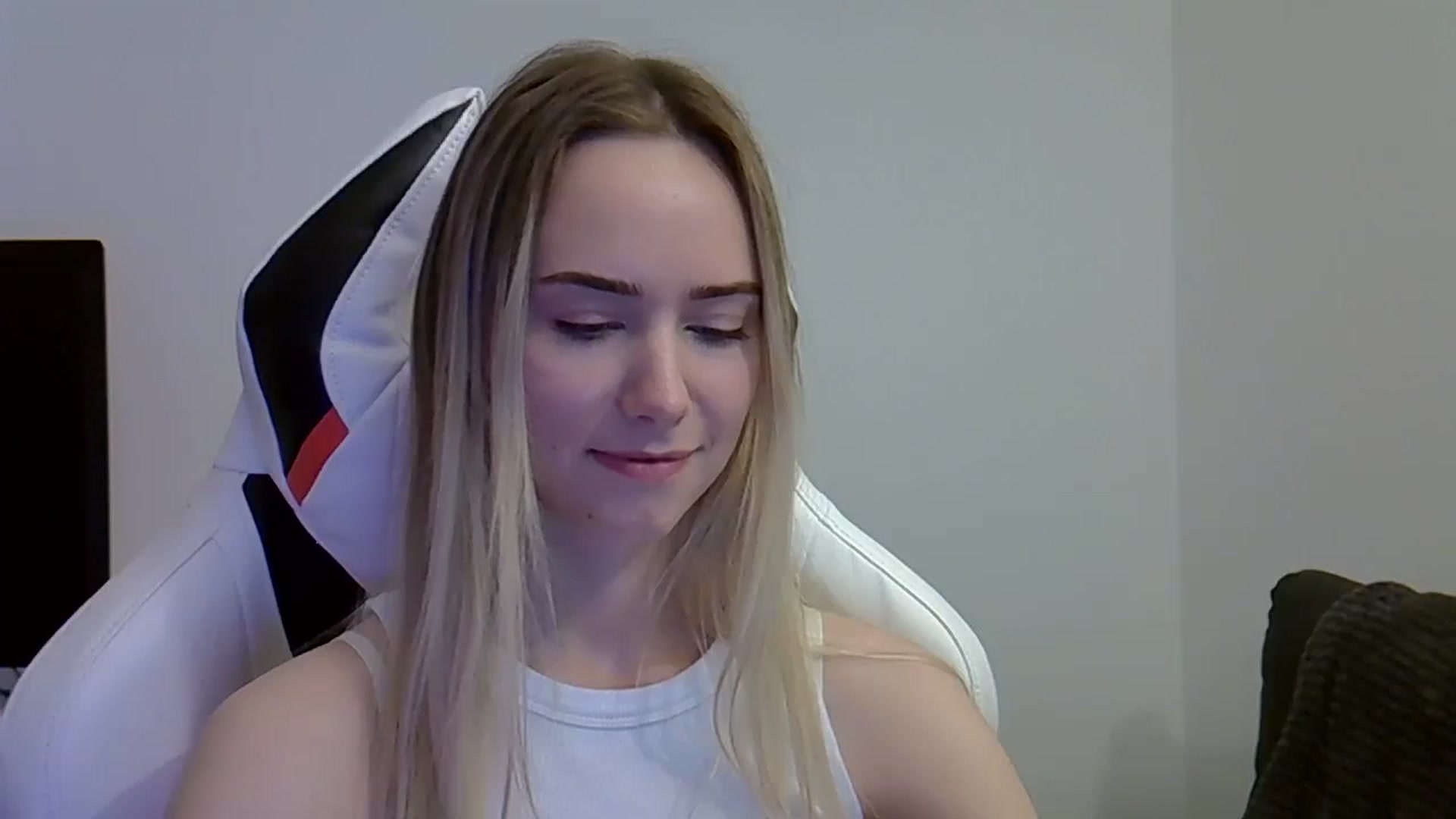 Gallery image thumbnail from Ocean__Soul's myfreecams stream on, 05/27/2025, 11:30 image 6 of 20