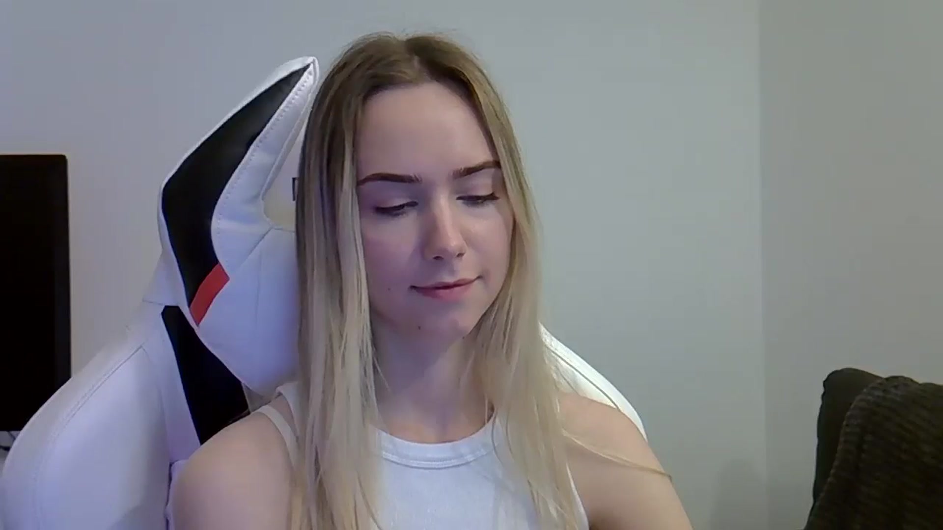Gallery image thumbnail from Ocean__Soul's myfreecams stream on, 05/27/2025, 11:30 image 14 of 20