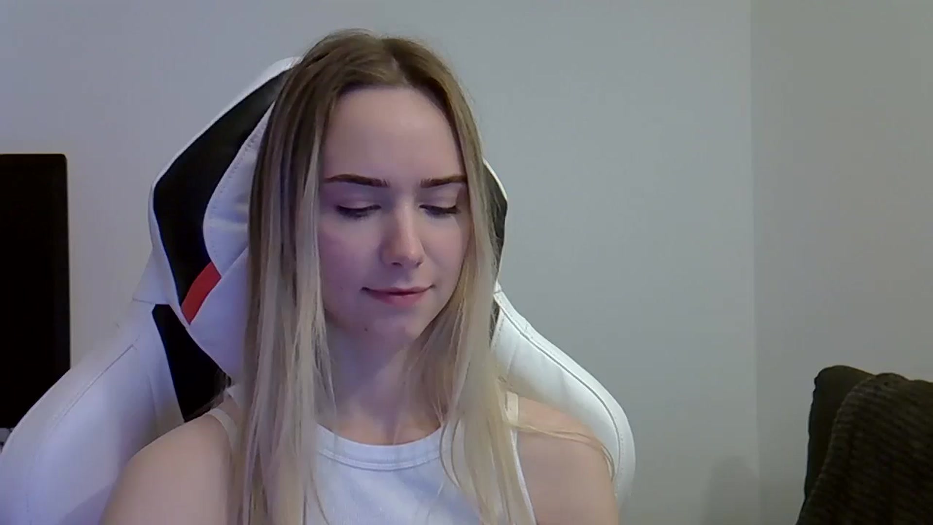 Gallery image thumbnail from Ocean__Soul's myfreecams stream on, 05/27/2025, 11:30 image 8 of 20