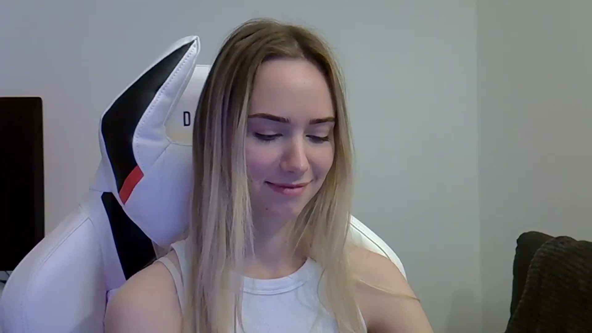 Gallery image thumbnail from Ocean__Soul's myfreecams stream on, 05/27/2025, 11:30 image 15 of 20