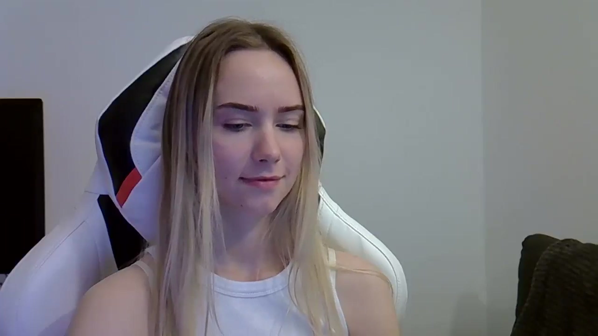 Gallery image thumbnail from Ocean__Soul's myfreecams stream on, 05/27/2025, 11:30 image 7 of 20