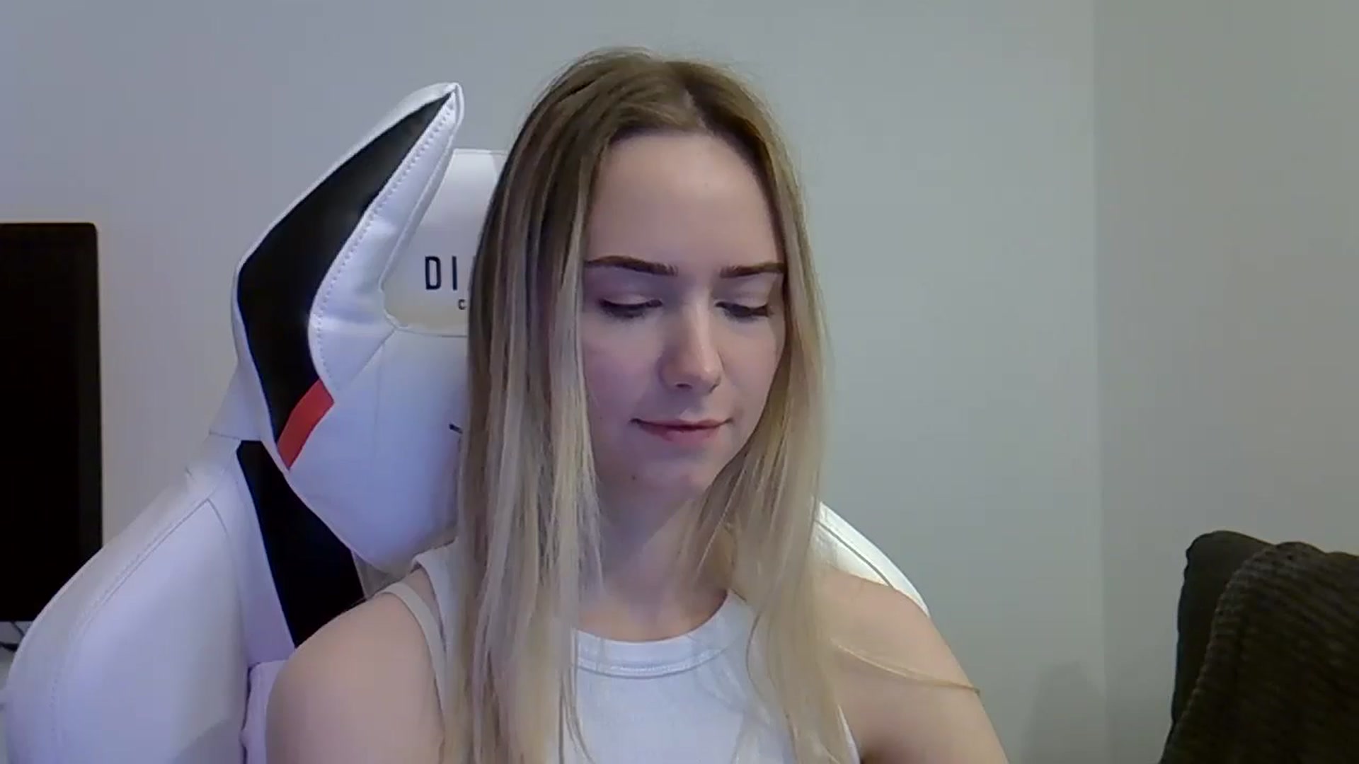 Gallery image thumbnail from Ocean__Soul's myfreecams stream on, 05/27/2025, 11:30 image 16 of 20