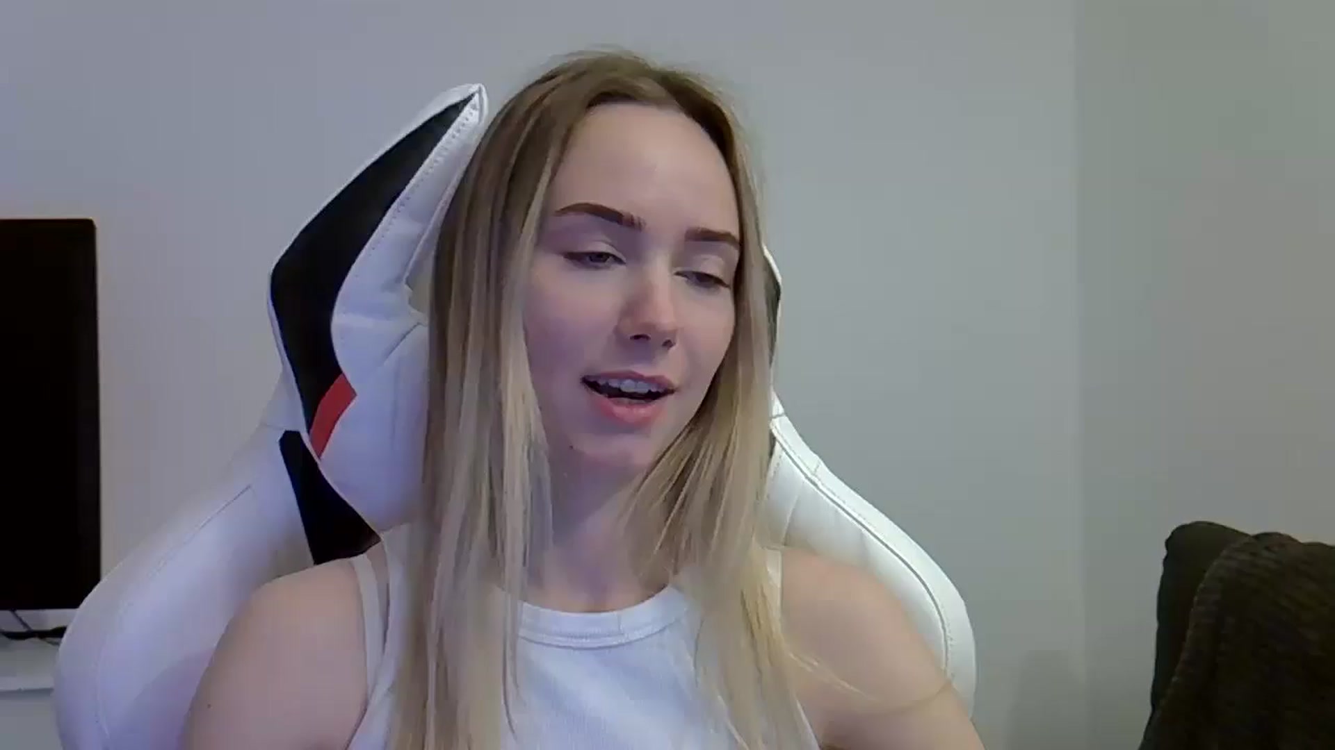Gallery image thumbnail from Ocean__Soul's myfreecams stream on, 05/27/2025, 11:30 image 19 of 20