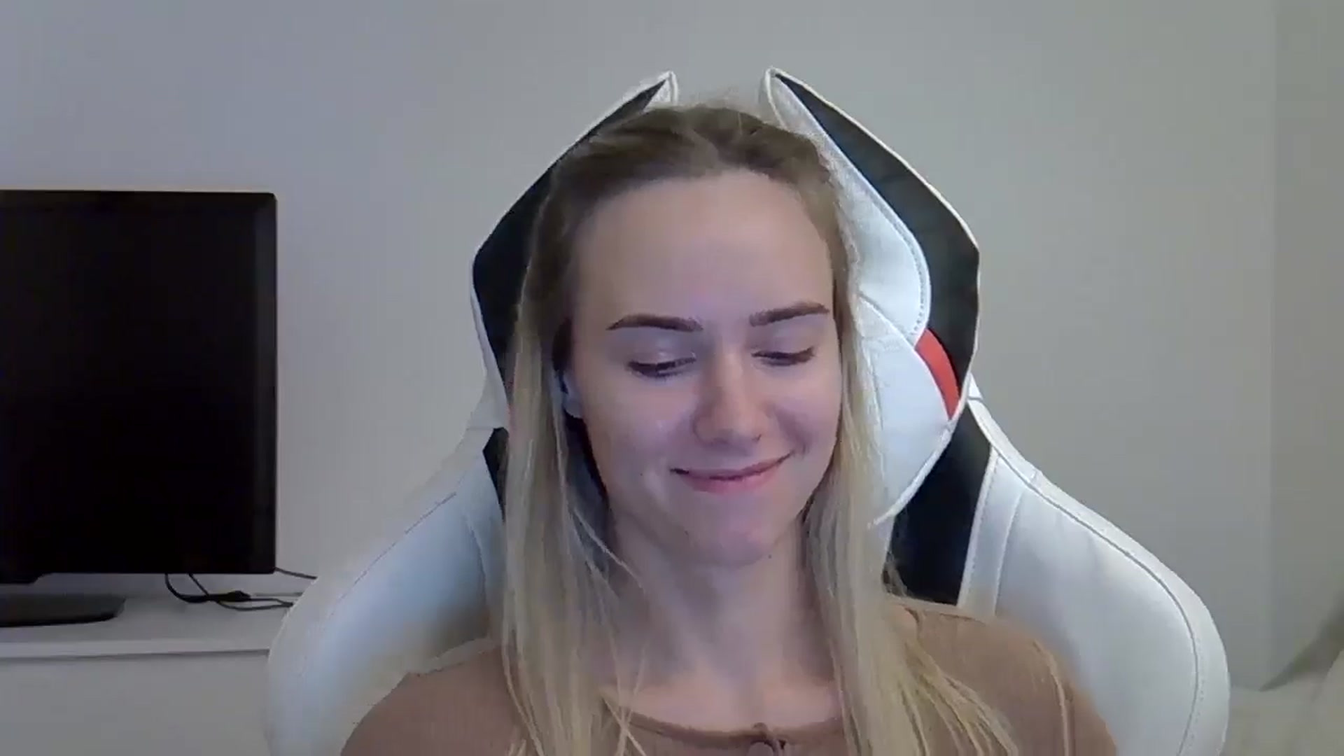 Gallery image thumbnail from Ocean__Soul's myfreecams stream on, 05/28/2025, 19:42 image 16 of 20