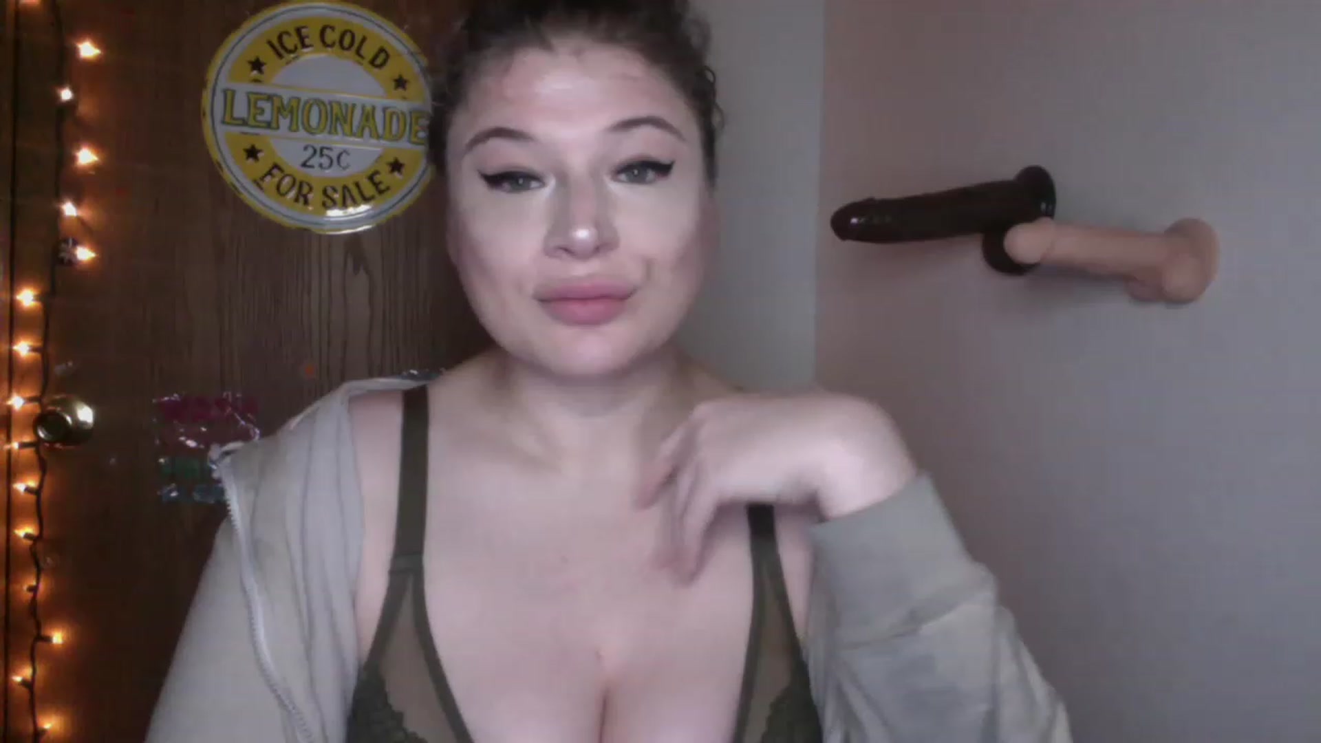 Gallery image thumbnail from Oephilia's myfreecams stream on, 08/21/2023, 11:25 image 17 of 20