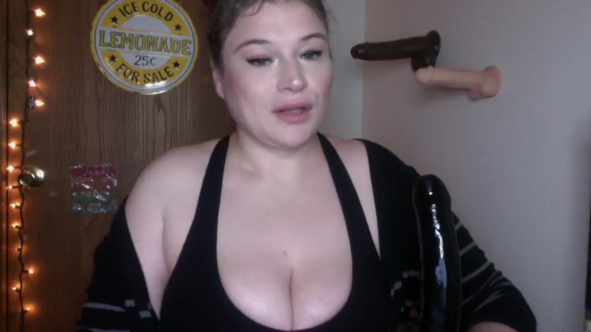 Gallery image thumbnail from Oephilia's myfreecams stream on, 08/25/2023, 16:27 image 15 of 20