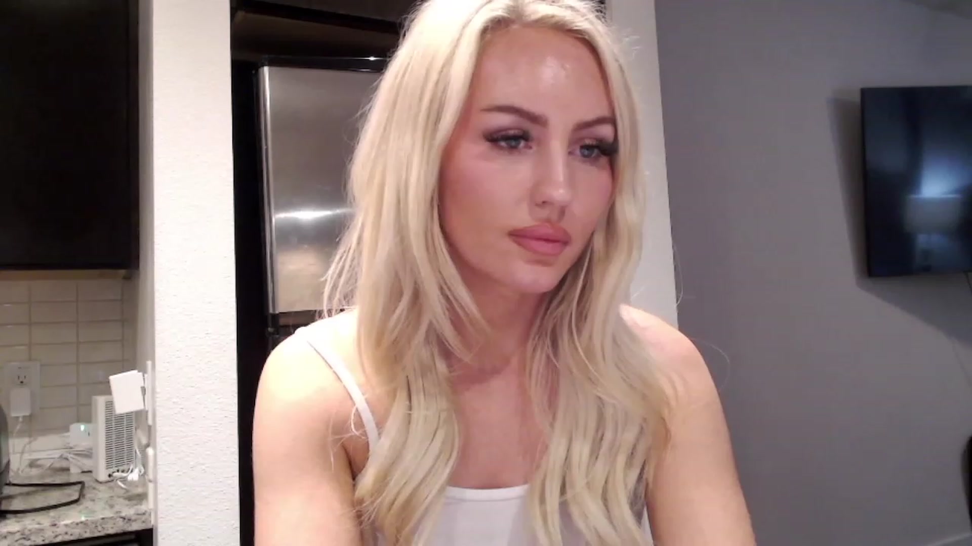 Gallery image thumbnail from Officialelsa's myfreecams stream on, 02/02/2023, 06:37 image 3 of 20