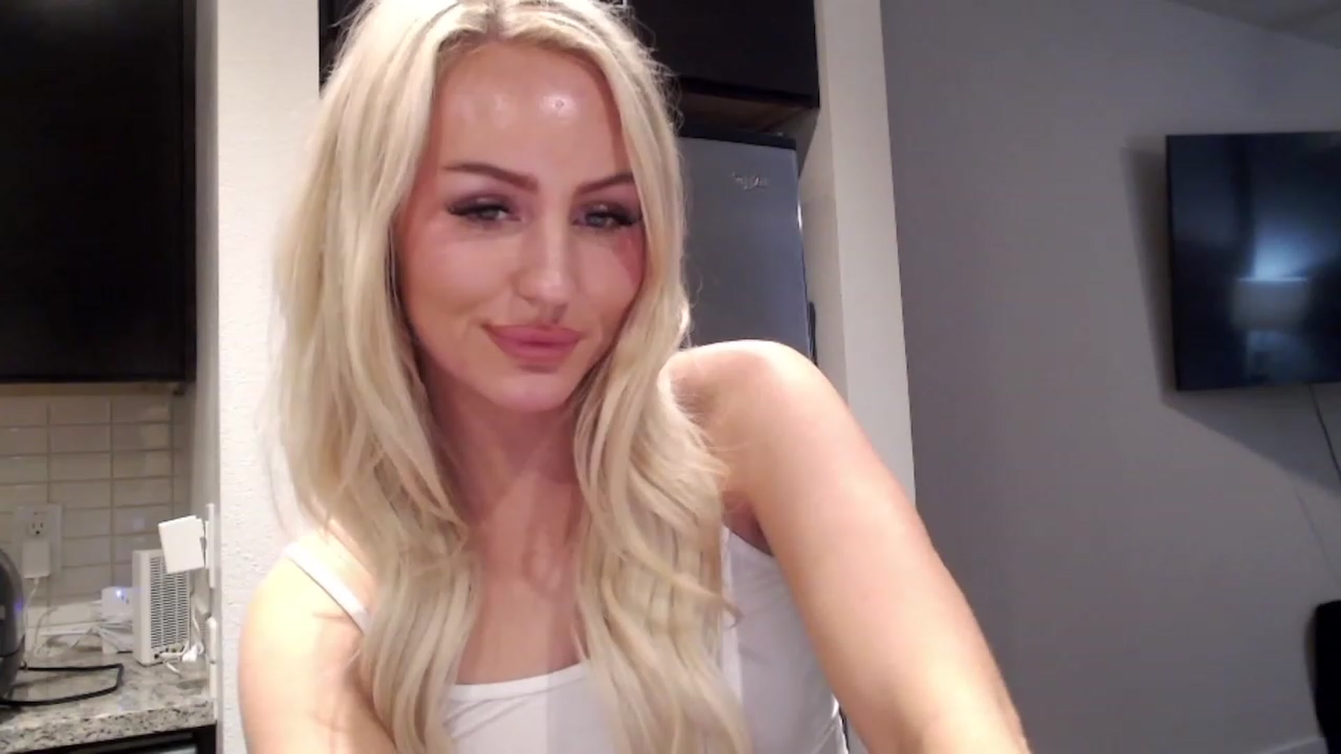 Gallery image thumbnail from Officialelsa's myfreecams stream on, 02/02/2023, 06:37 image 10 of 20