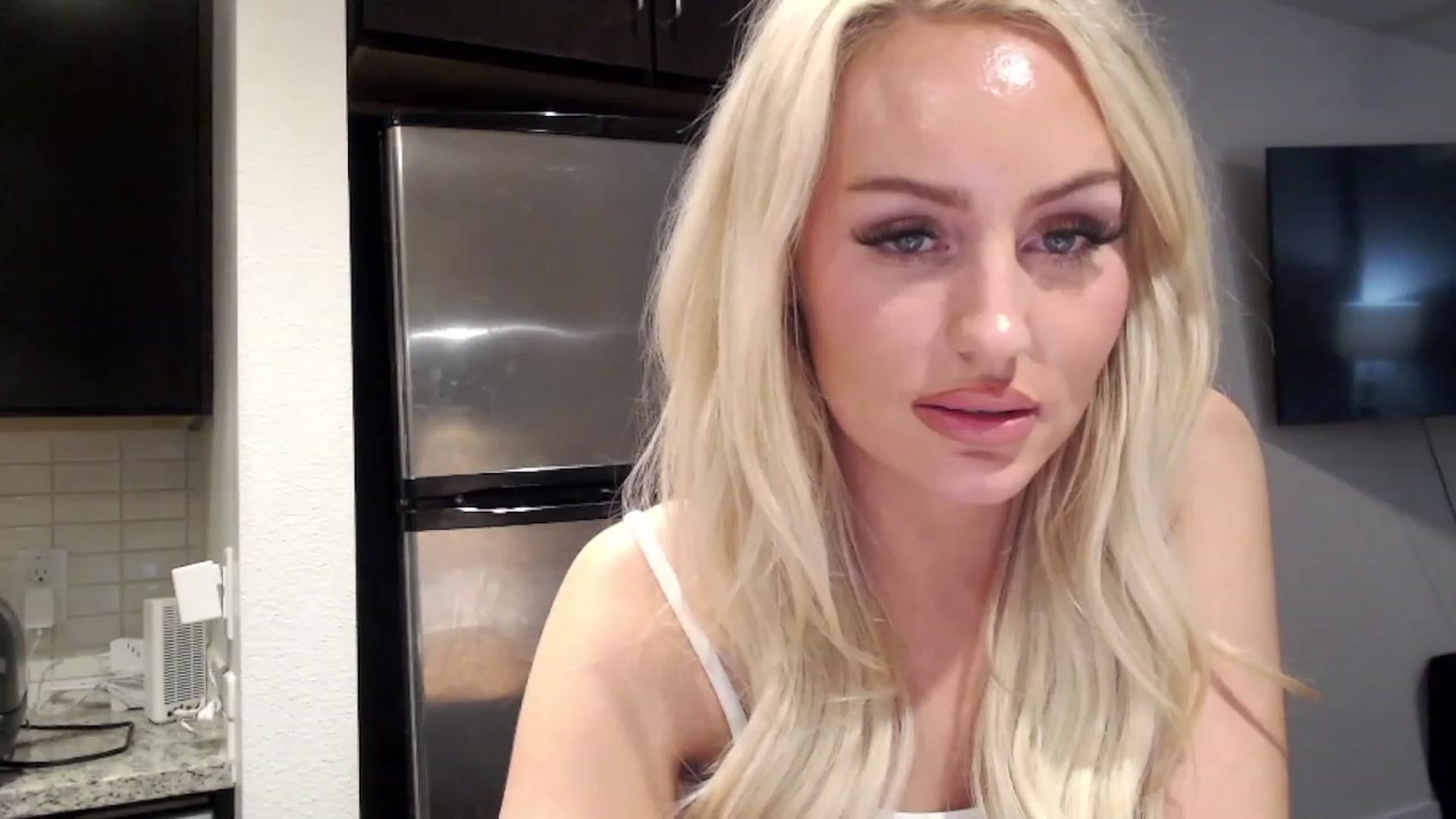 Gallery image thumbnail from Officialelsa's myfreecams stream on, 02/02/2023, 06:37 image 9 of 20