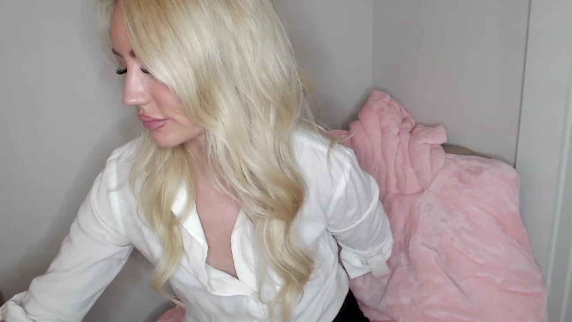 Gallery image thumbnail from Officialelsa's myfreecams stream on, 02/07/2023, 04:21 image 20 of 20