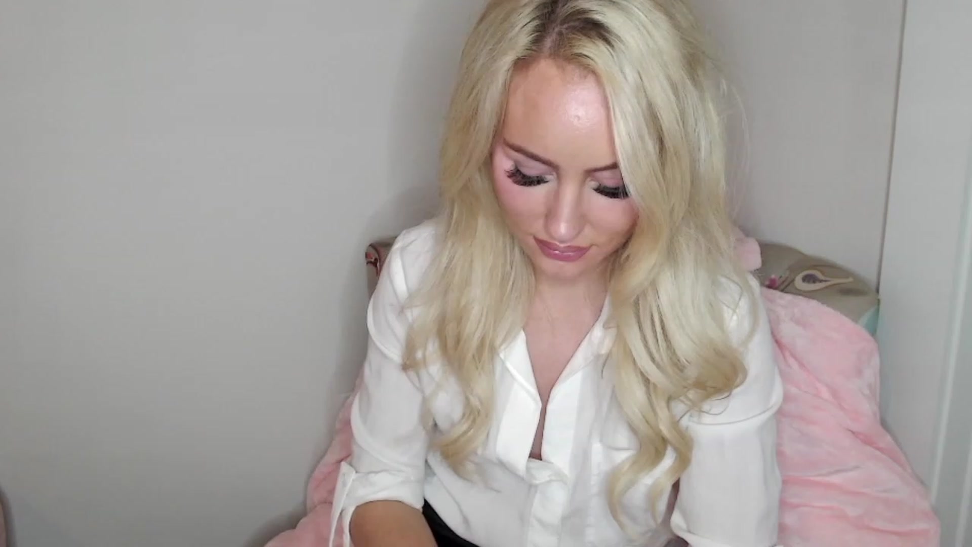 Gallery image thumbnail from Officialelsa's myfreecams stream on, 02/07/2023, 05:19 image 5 of 20