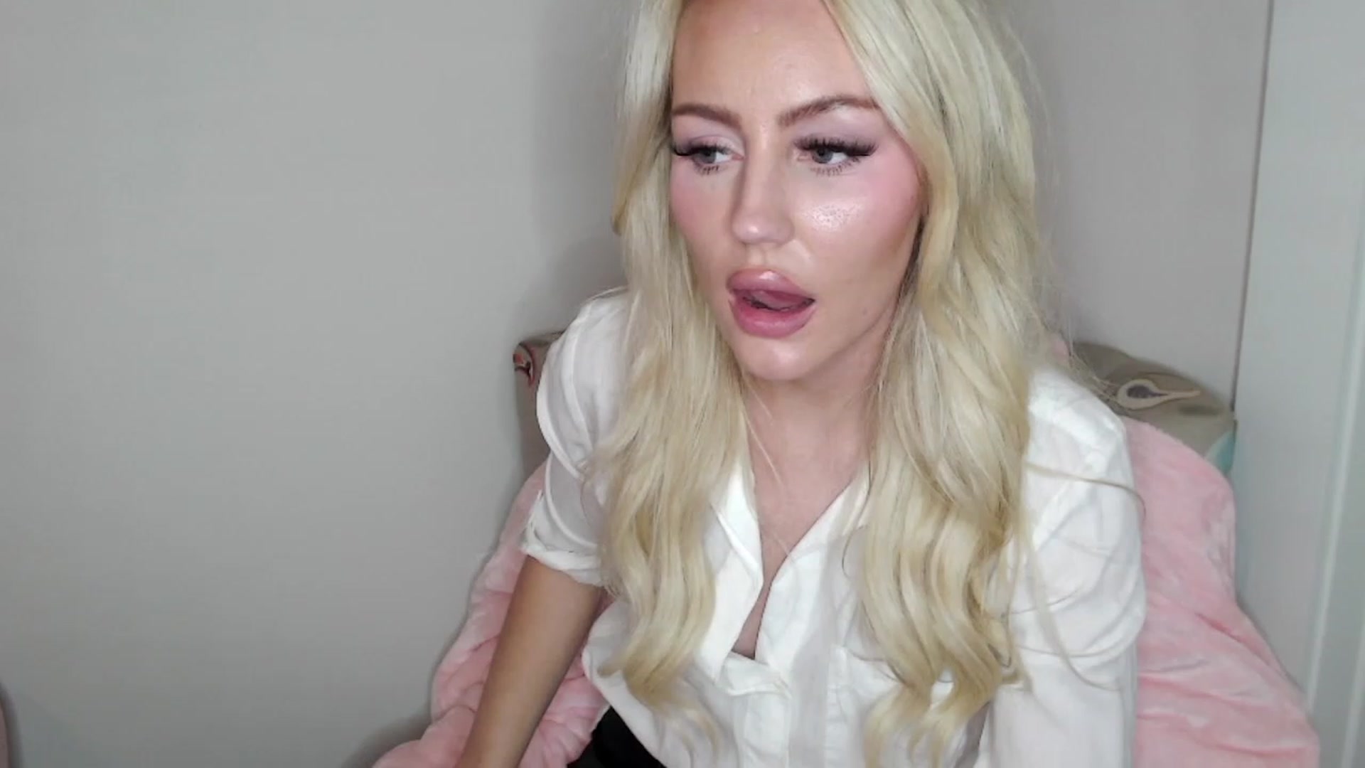 Gallery image thumbnail from Officialelsa's myfreecams stream on, 02/07/2023, 05:19 image 18 of 20