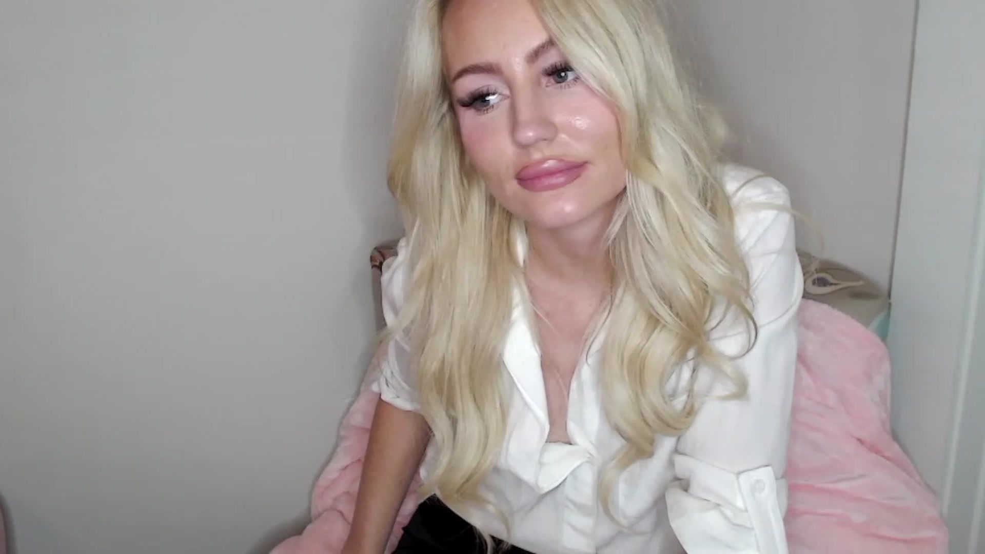 Gallery image thumbnail from Officialelsa's myfreecams stream on, 02/07/2023, 05:19 image 16 of 20