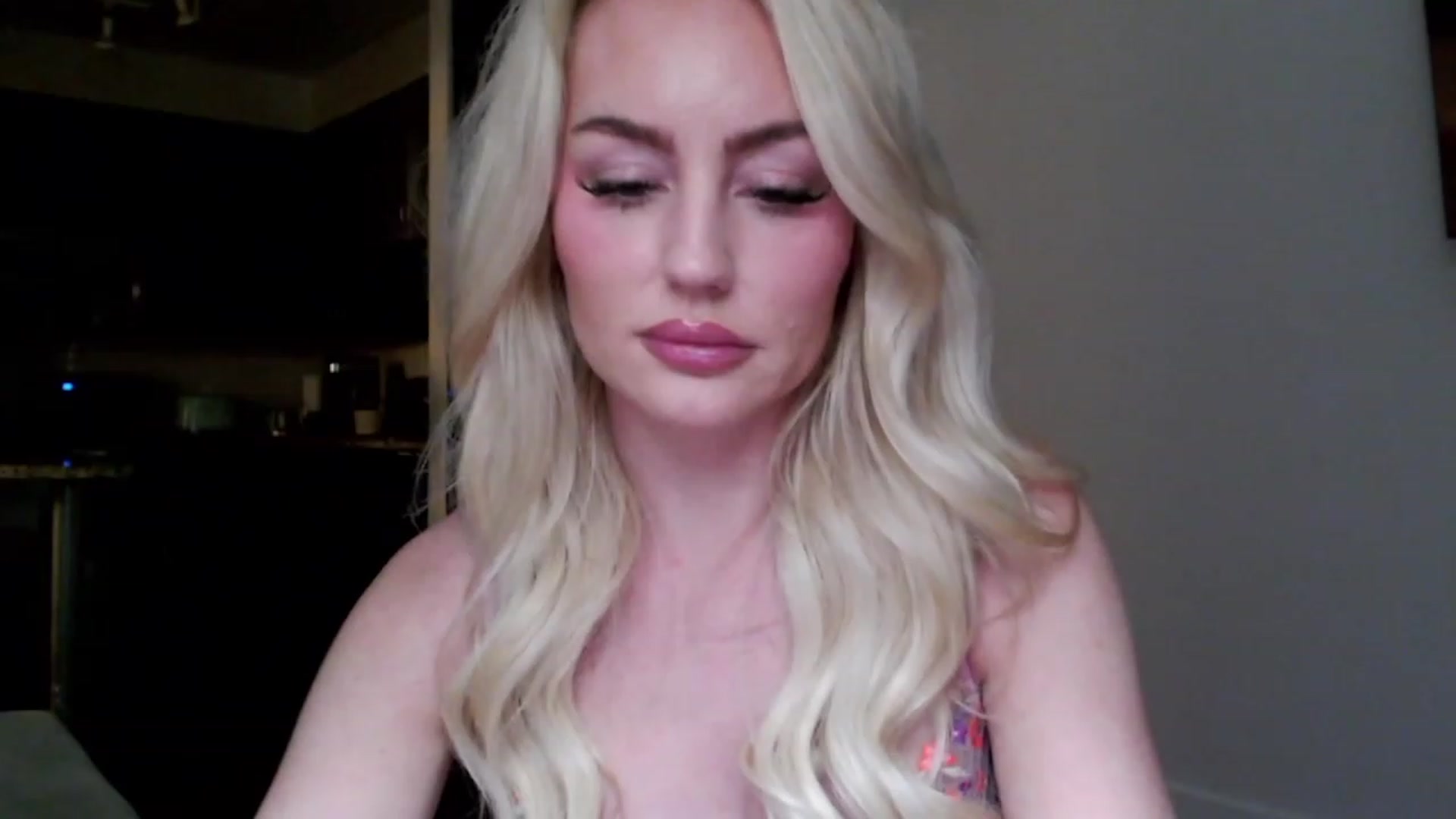 Gallery image thumbnail from Officialelsa's myfreecams stream on, 02/10/2023, 07:50 image 15 of 20