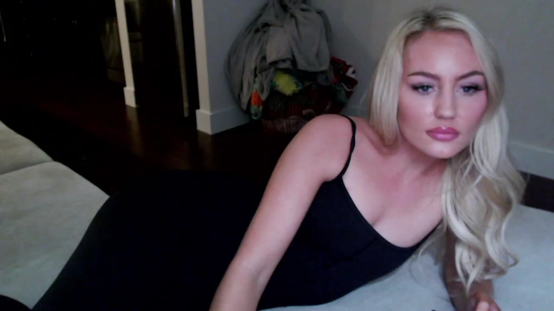 Gallery image thumbnail from Officialelsa's myfreecams stream on, 02/11/2023, 03:17 image 16 of 20