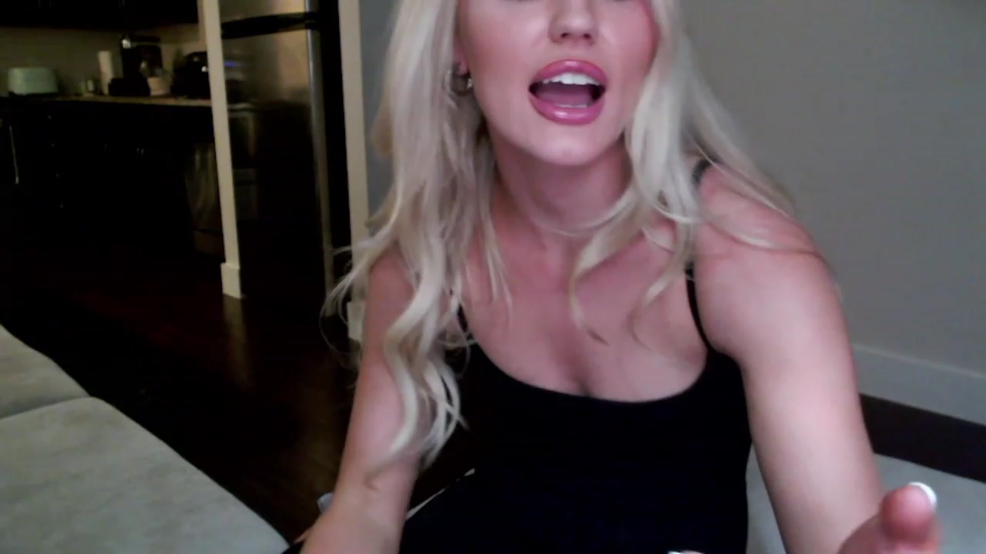 Gallery image thumbnail from Officialelsa's myfreecams stream on, 02/11/2023, 03:17 image 19 of 20