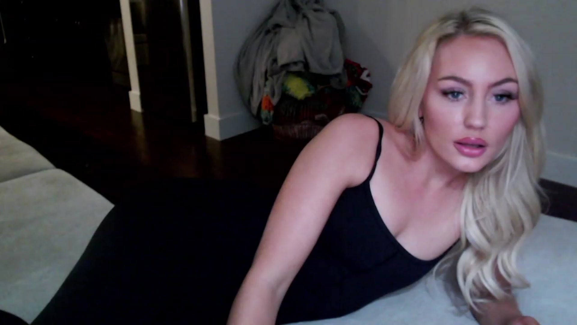 Gallery image thumbnail from Officialelsa's myfreecams stream on, 02/11/2023, 03:17 image 17 of 20