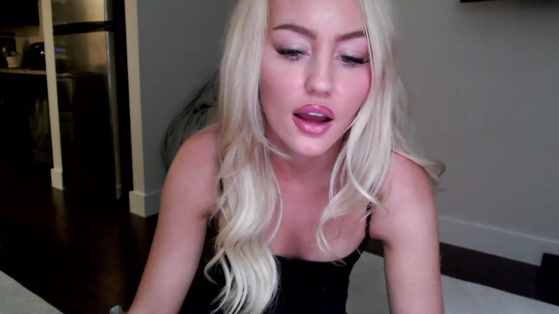 Gallery image thumbnail from Officialelsa's myfreecams stream on, 02/11/2023, 03:17 image 1 of 20