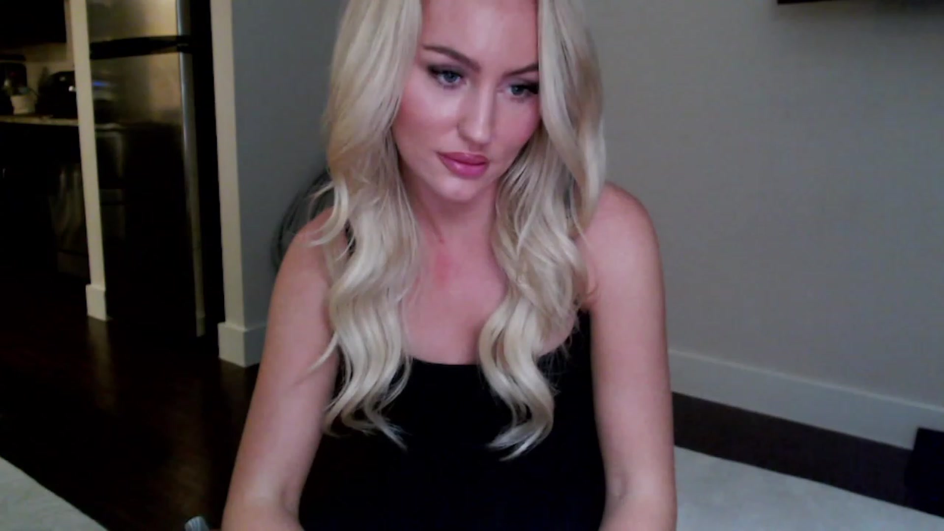 Gallery image thumbnail from Officialelsa's myfreecams stream on, 02/11/2023, 03:17 image 7 of 20