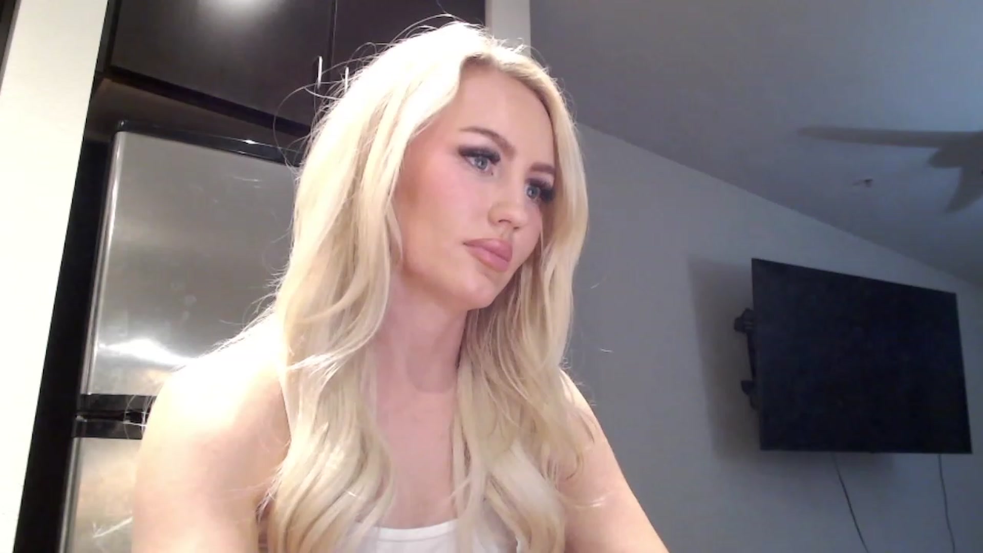 Gallery image thumbnail from Officialelsa's myfreecams stream on, 02/16/2023, 07:23 image 3 of 20