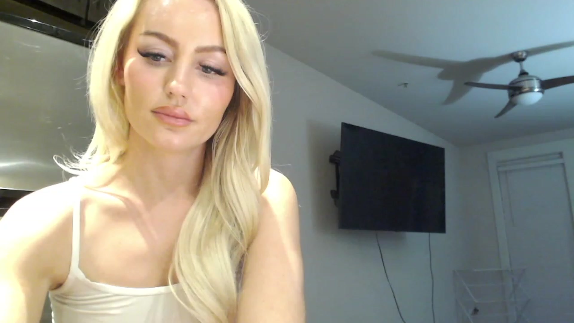 Gallery image thumbnail from Officialelsa's myfreecams stream on, 02/16/2023, 07:57 image 11 of 20