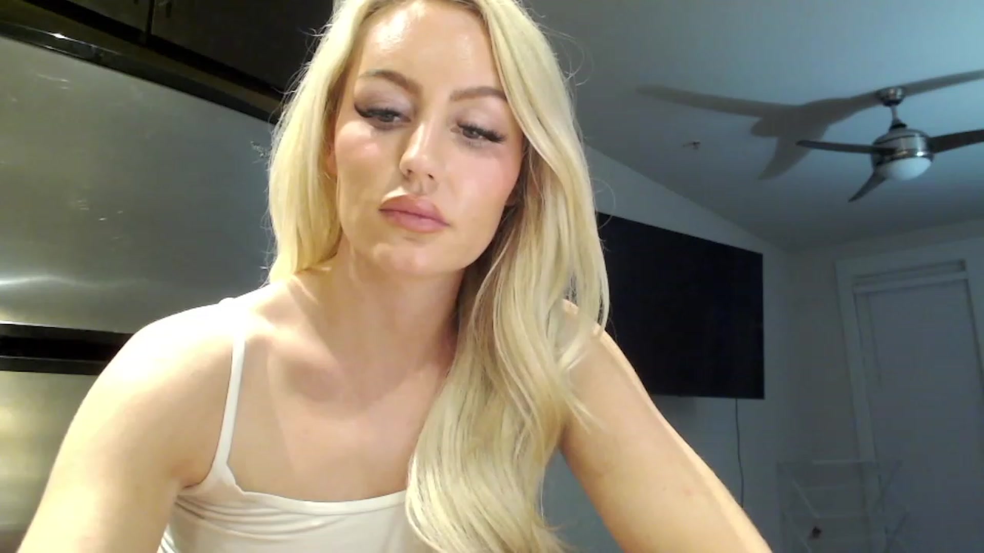 Gallery image thumbnail from Officialelsa's myfreecams stream on, 02/16/2023, 07:57 image 7 of 20