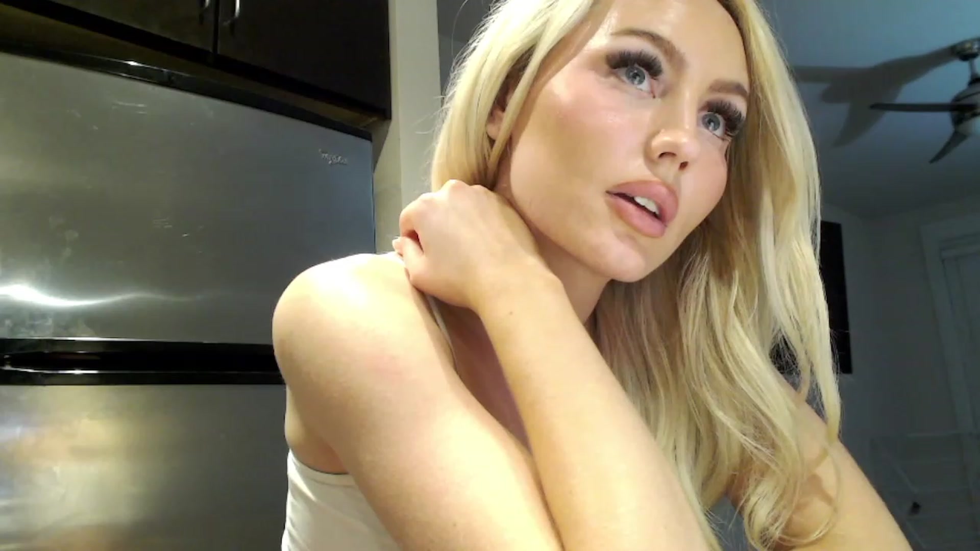 Gallery image thumbnail from Officialelsa's myfreecams stream on, 02/16/2023, 07:57 image 14 of 20