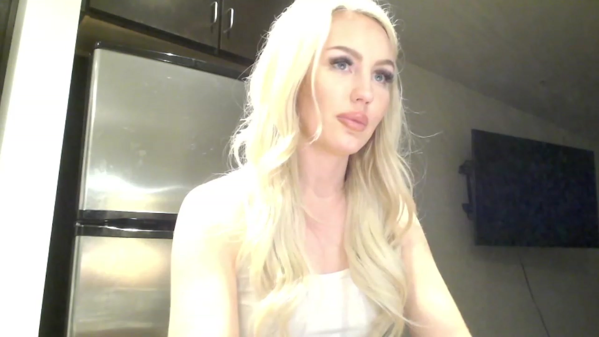 Gallery image thumbnail from Officialelsa's myfreecams stream on, 02/20/2023, 03:31 image 17 of 20