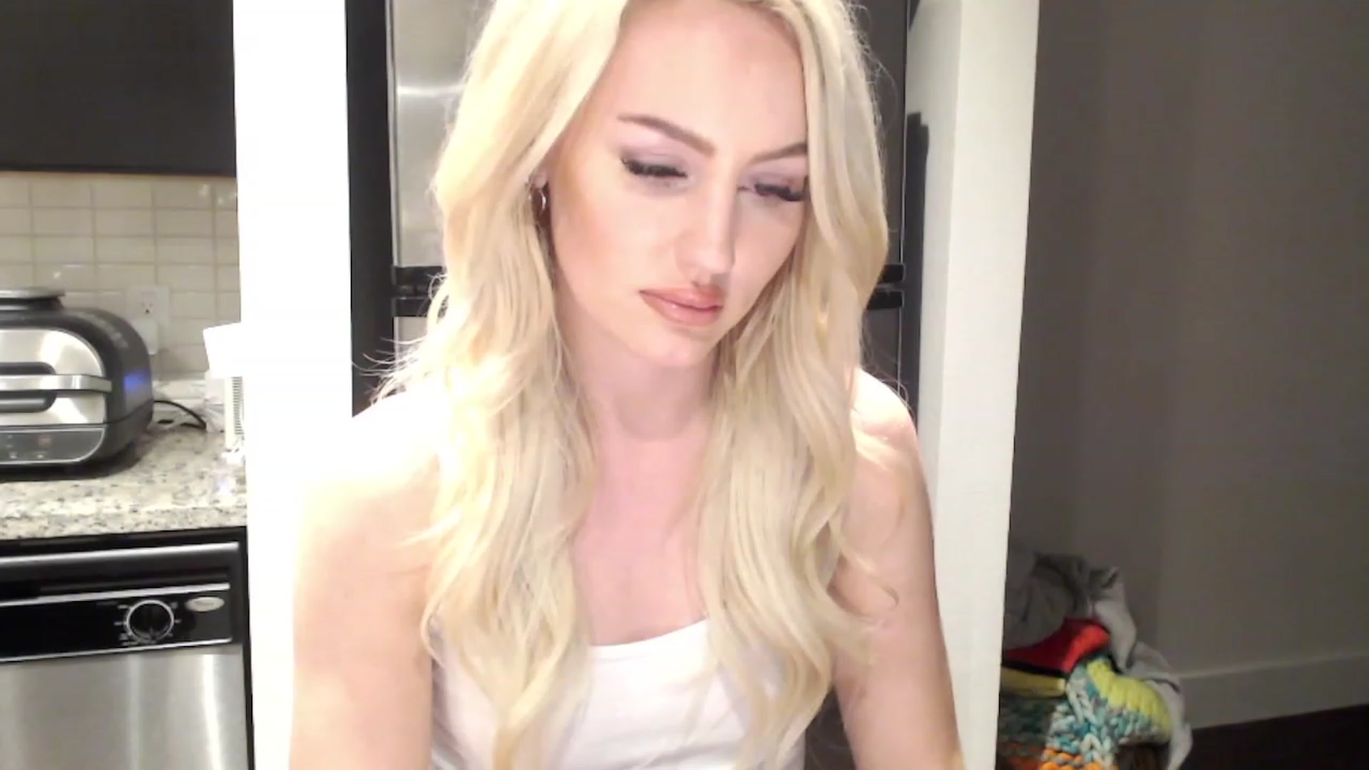Gallery image thumbnail from Officialelsa's myfreecams stream on, 02/20/2023, 03:31 image 2 of 20